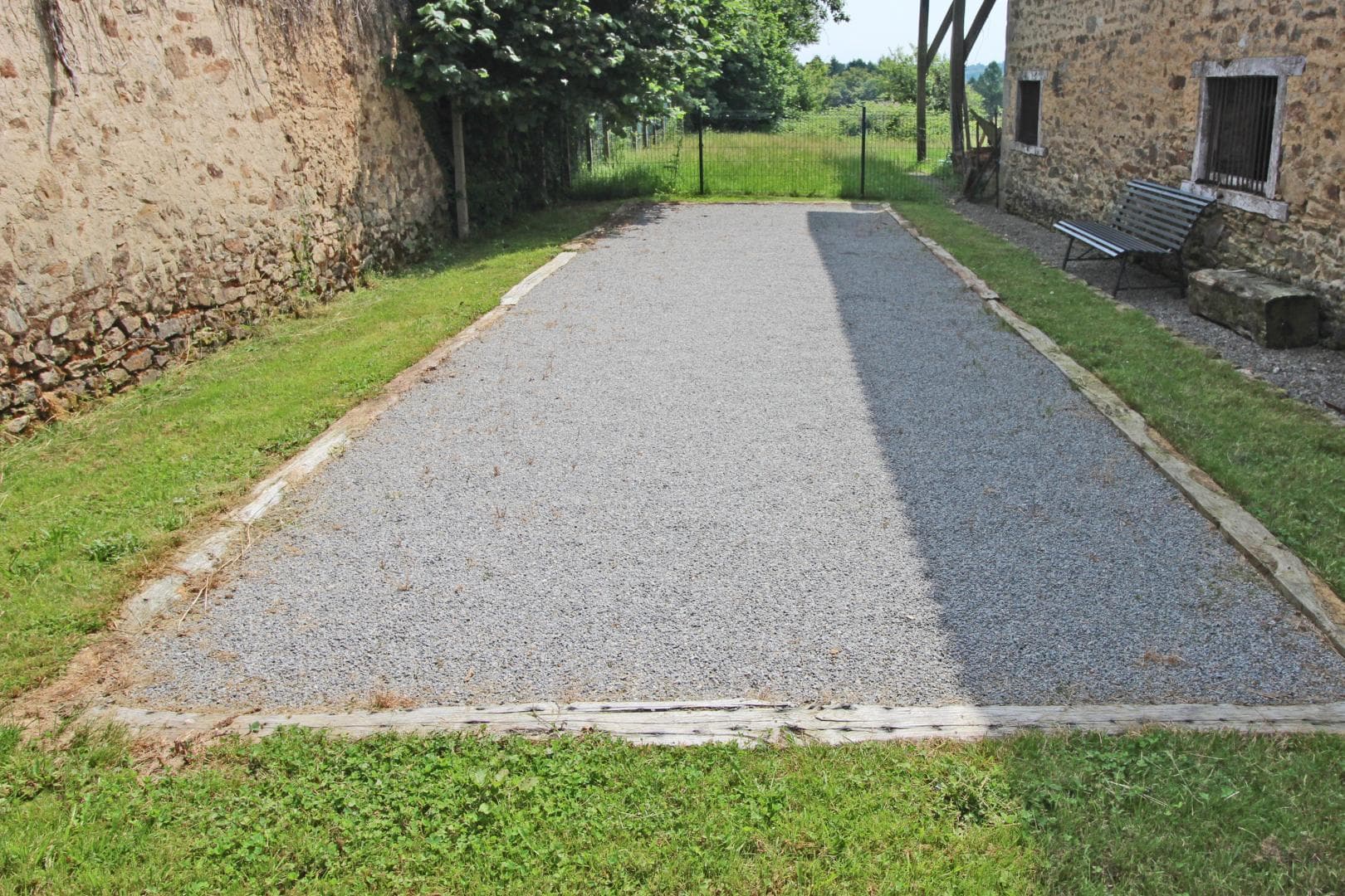 Le gîte du déserteur à Saint Martin Terressus en Haute-Vienne (Nouvelle Aquitaine) terrain de pétanque derrière le gîte_47