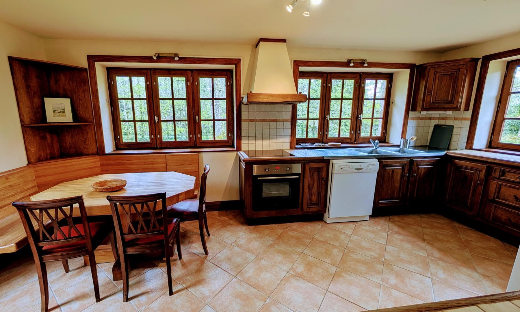 La Maison des Bois gîte du Domaine de Montintin à Chateau Chervix - cuisine_7