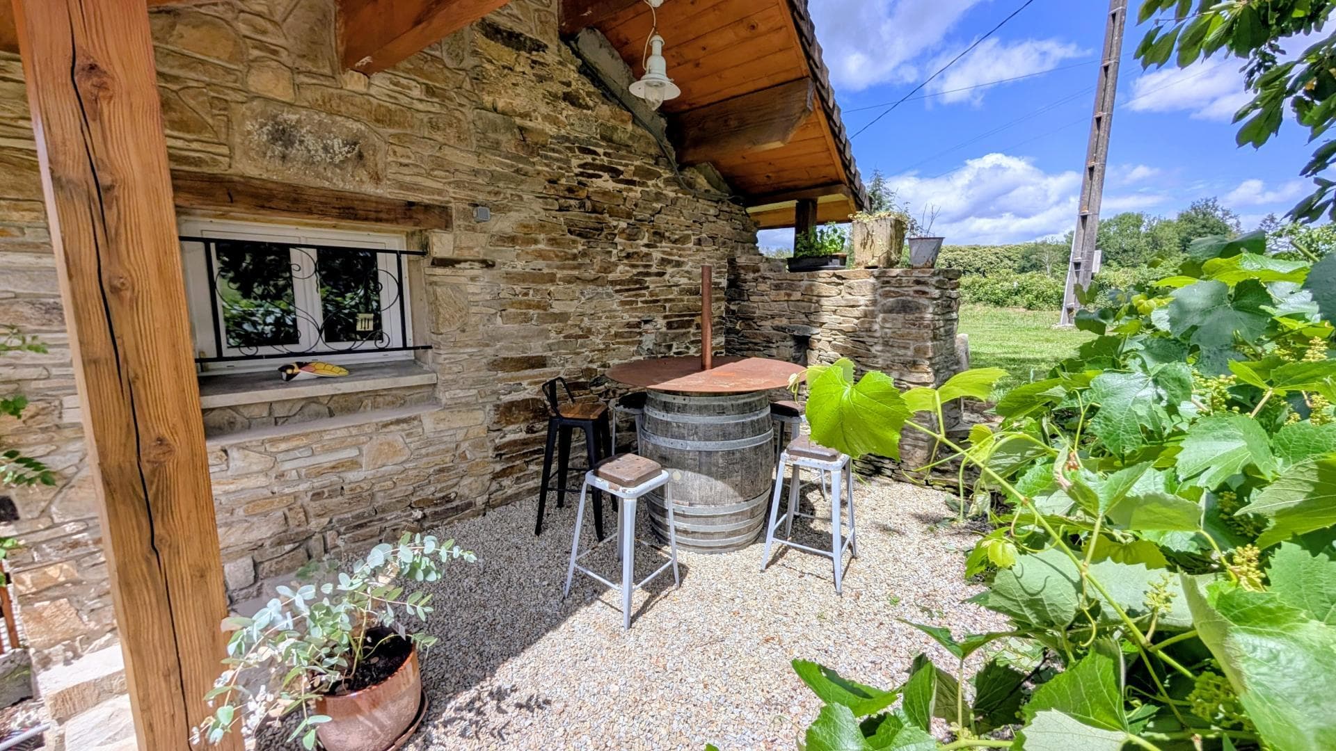 Gite du Clos du Got à Saint Yrieix La Perche en Haute-Vienne - petite terrasse couverte au pignon_4