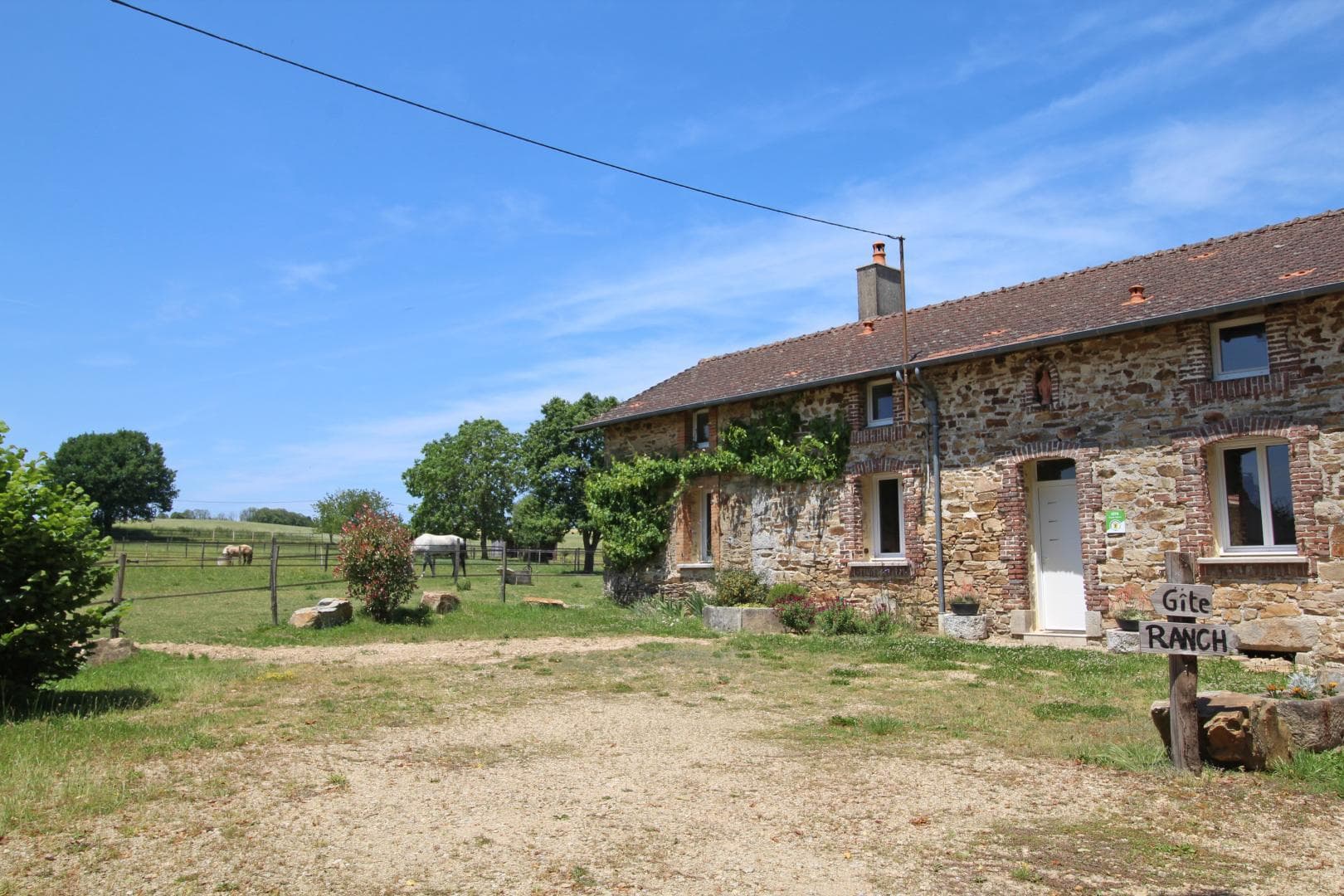 Gîte 'La réserve' à Saint Yrieix la Perche en Haute-Vienne (Nouvelle Aquitaine)
FACADE SUD AVEC LA COUR_36
