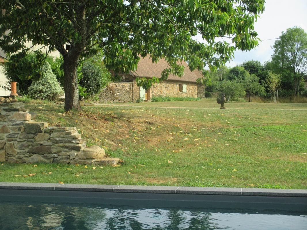 Le gîte, vu depuis la piscine._3