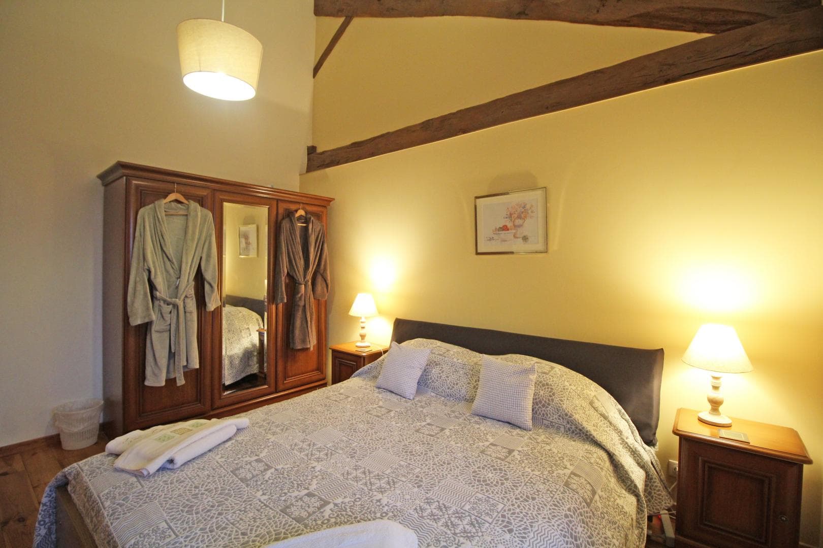 Maison de Massaloux à Gorre en Haute-Vienne (Nouvelle Aquitaine) - chambre jaune_37