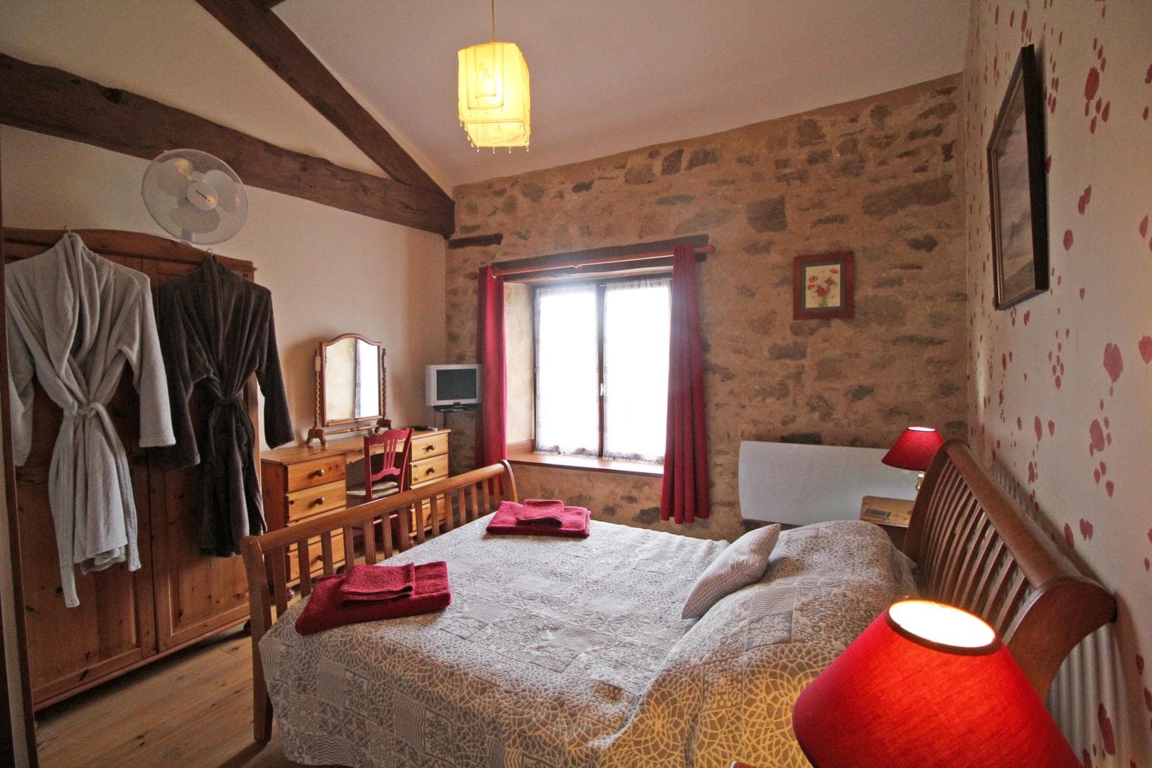Maison de Massaloux à Gorre en Haute-Vienne (Nouvelle Aquitaine) - chambre coquelicot_17