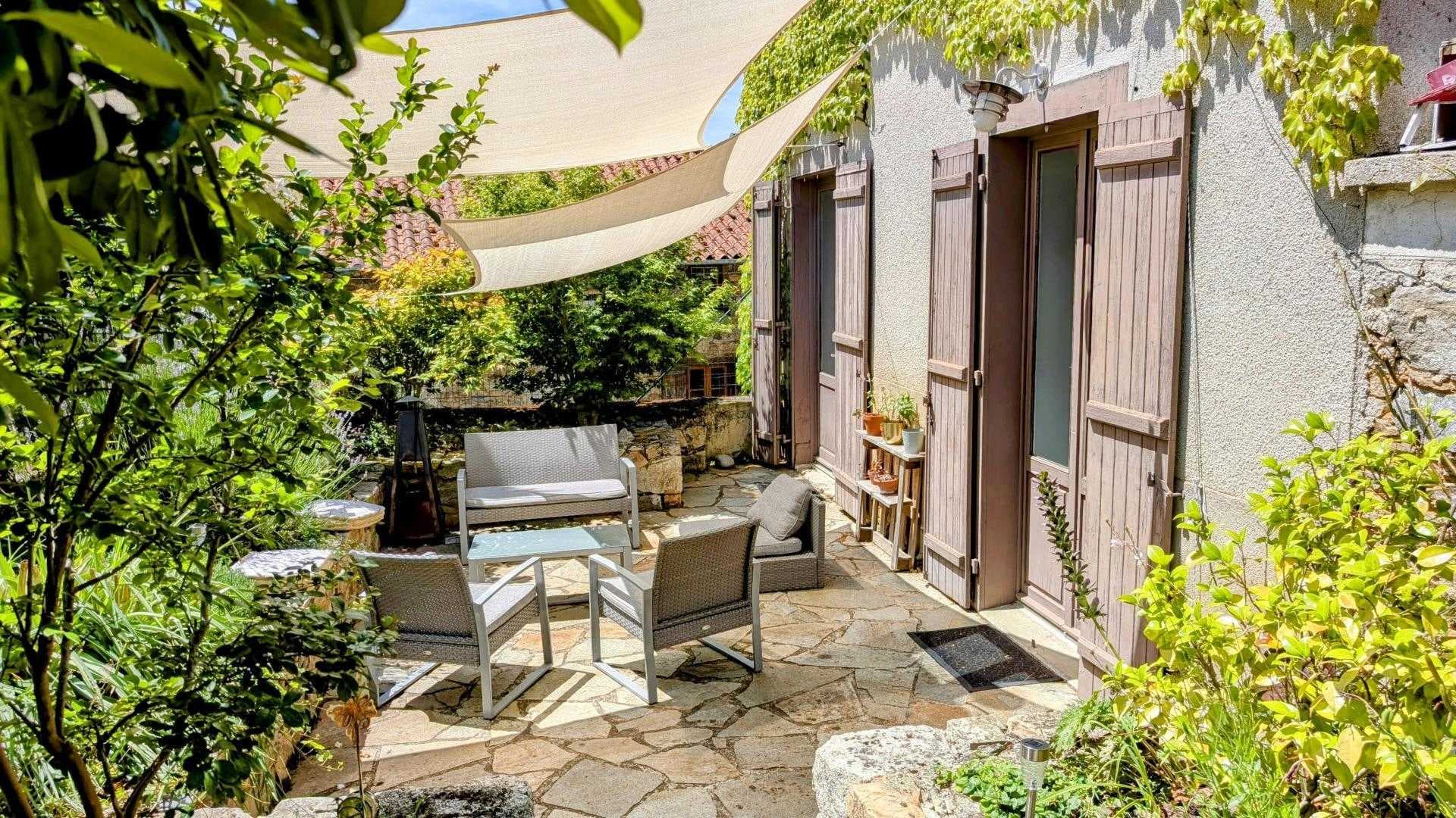 Gîte "Les Eglantiers" commune de Jourgnac en Haute-Vienne (Limousin) - terrasse côté jardin_38