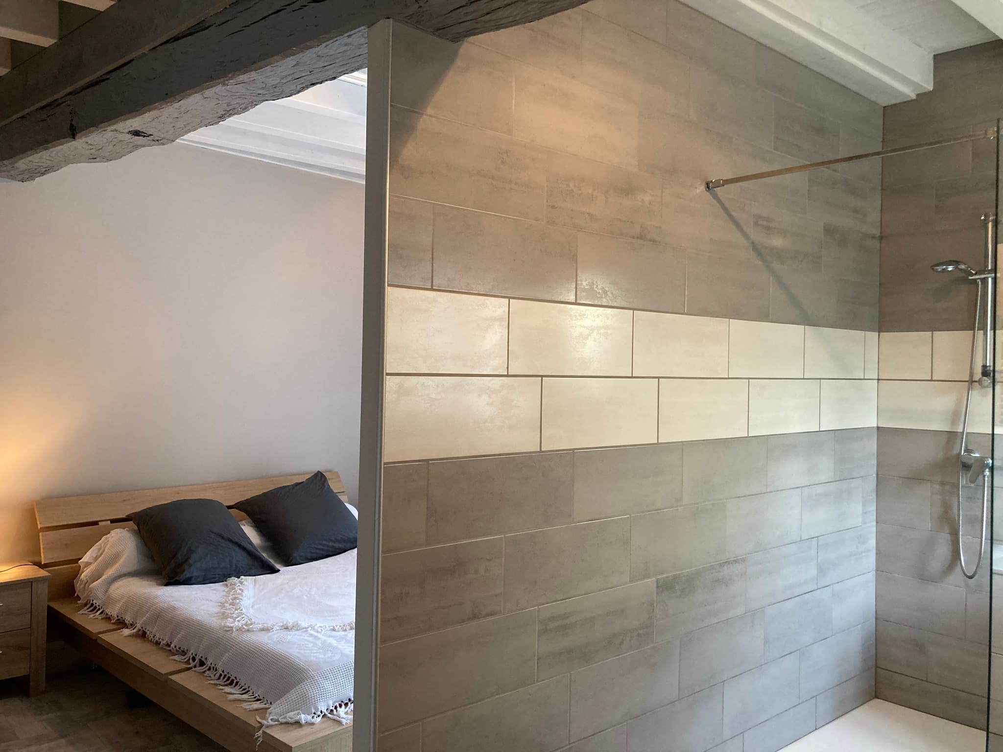 Chambre 1 et douche