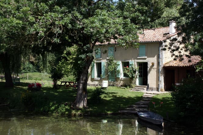 Une cabane, maison typiquement maraîchine