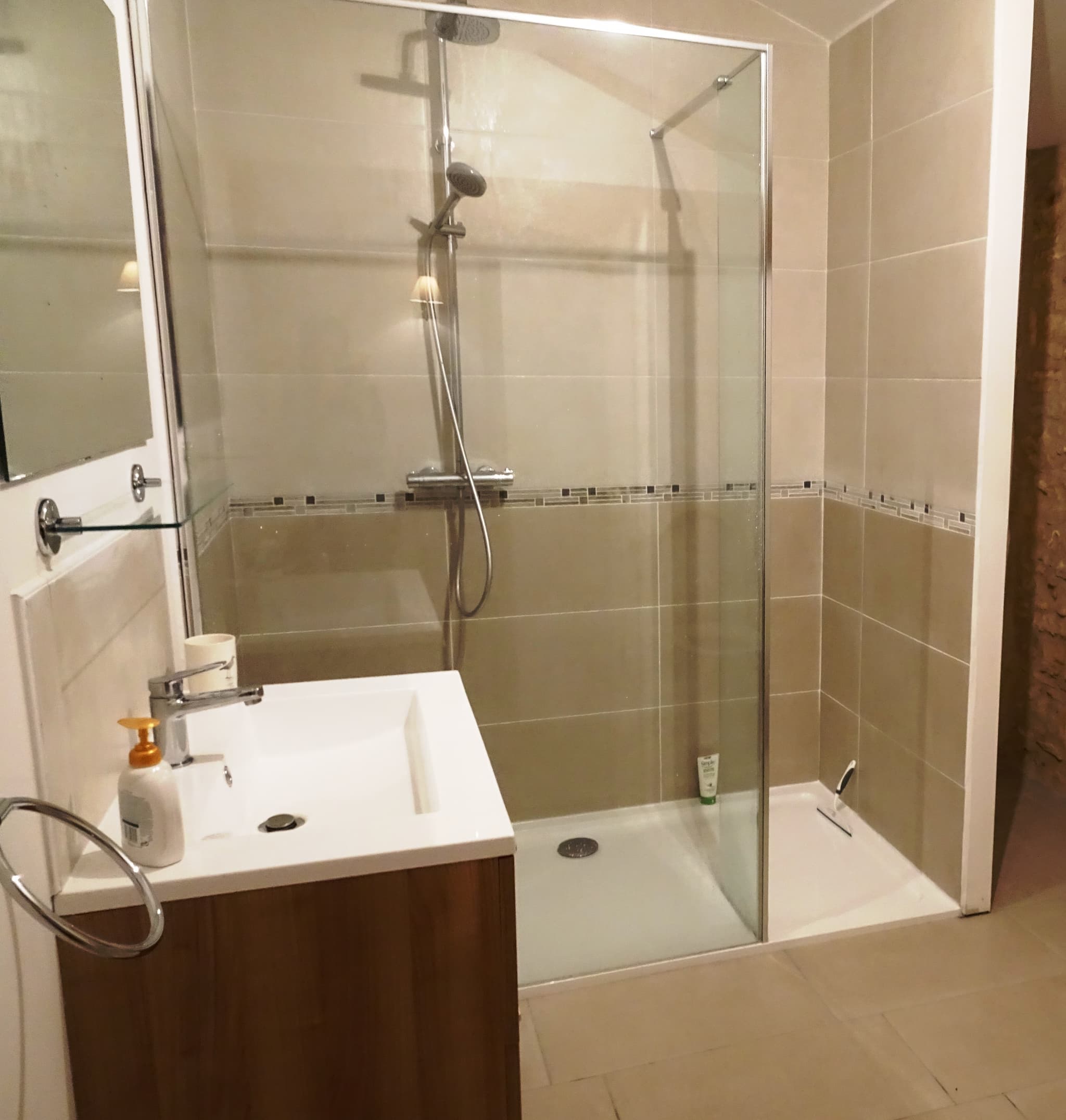 Salle de douche (premier étage)