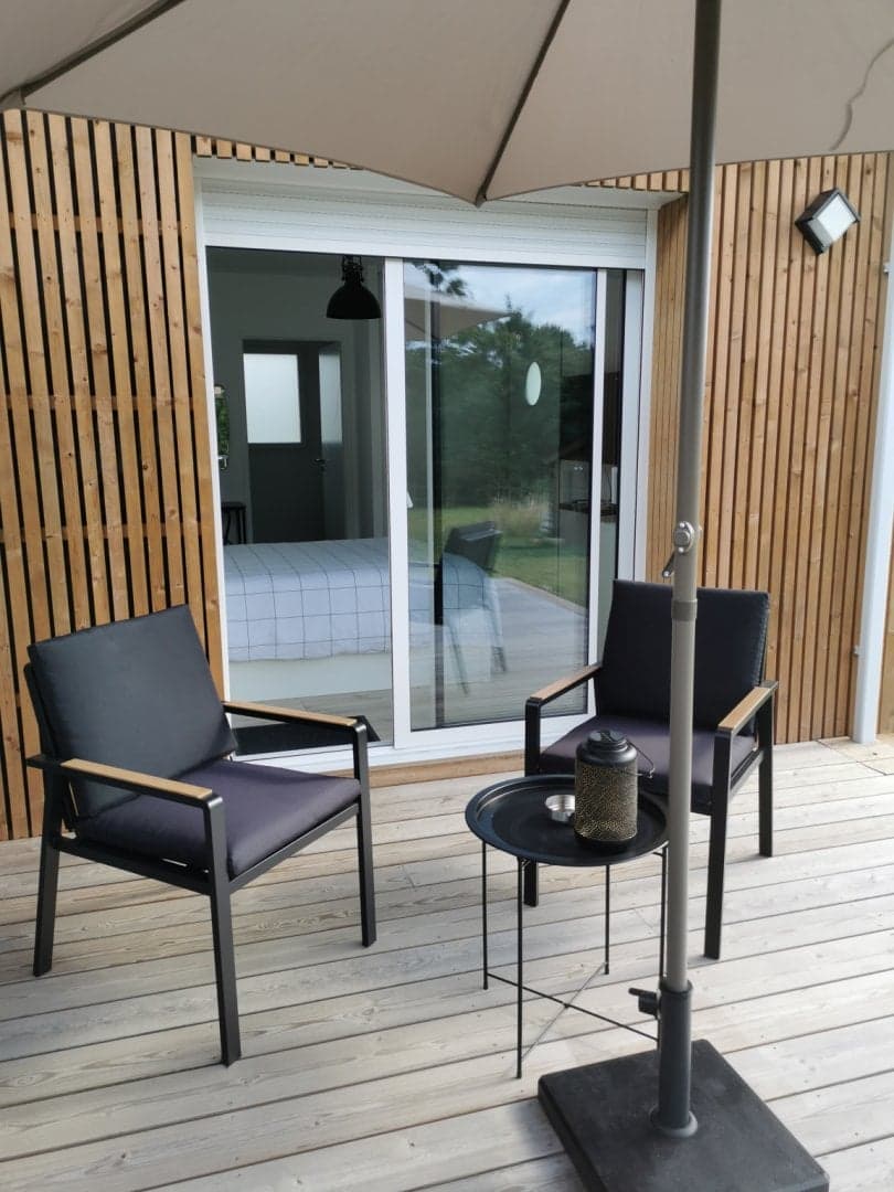 A l'orée des acacias chambre d'hôtes terrasse salon de jardin ©Préjean Tharaud