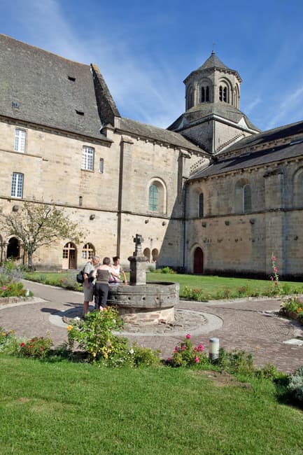 AbbayeAubazine-vueAbbatiale_2