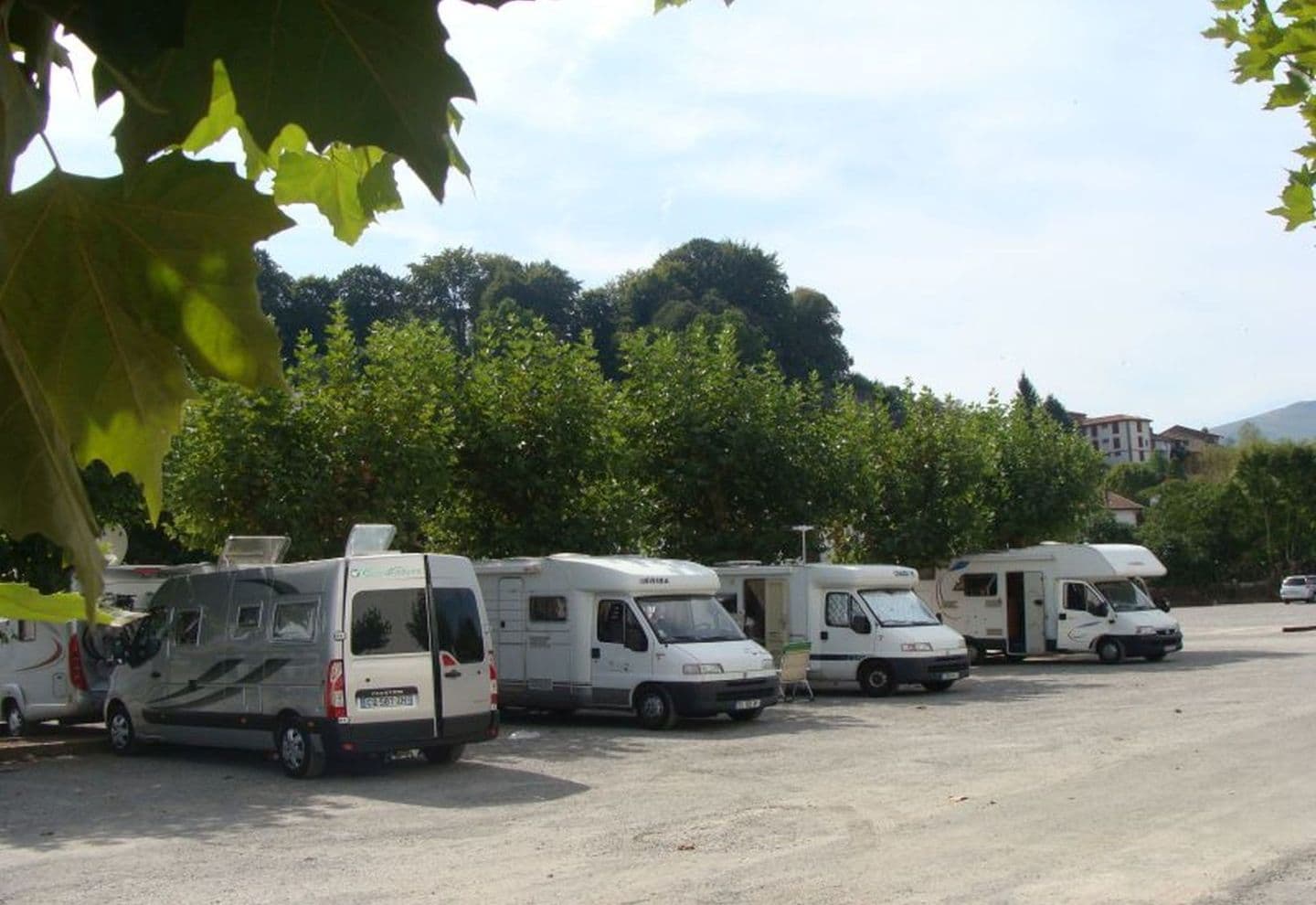 Aire-camping car-emplacements-parking-st jean pied de port©mairie