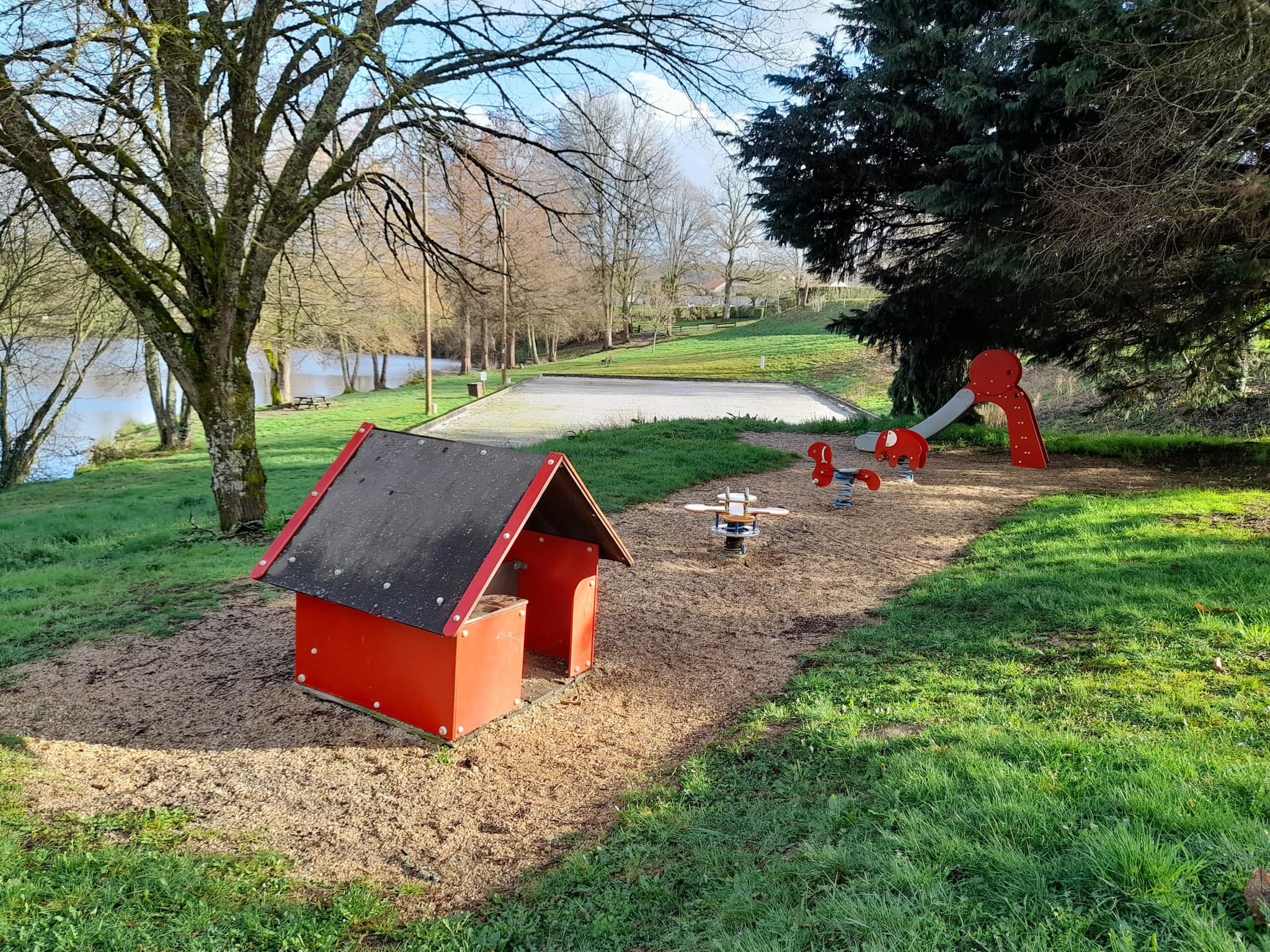 Aire de jeux pour les petits enfants et terrain de pétanque à côté de l'étang au site de Pradelles à Saint Paul en Limousin