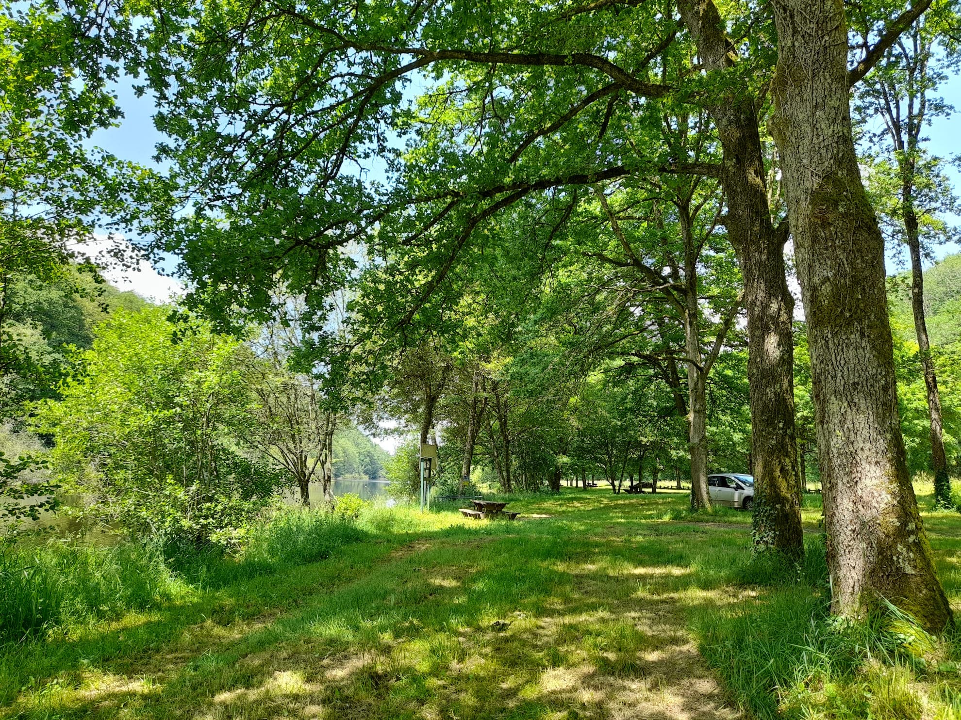 Aire de pique-nique de Beaufort et ponton handipêche le long de la Vienne à Saint-Léonard de Noblat