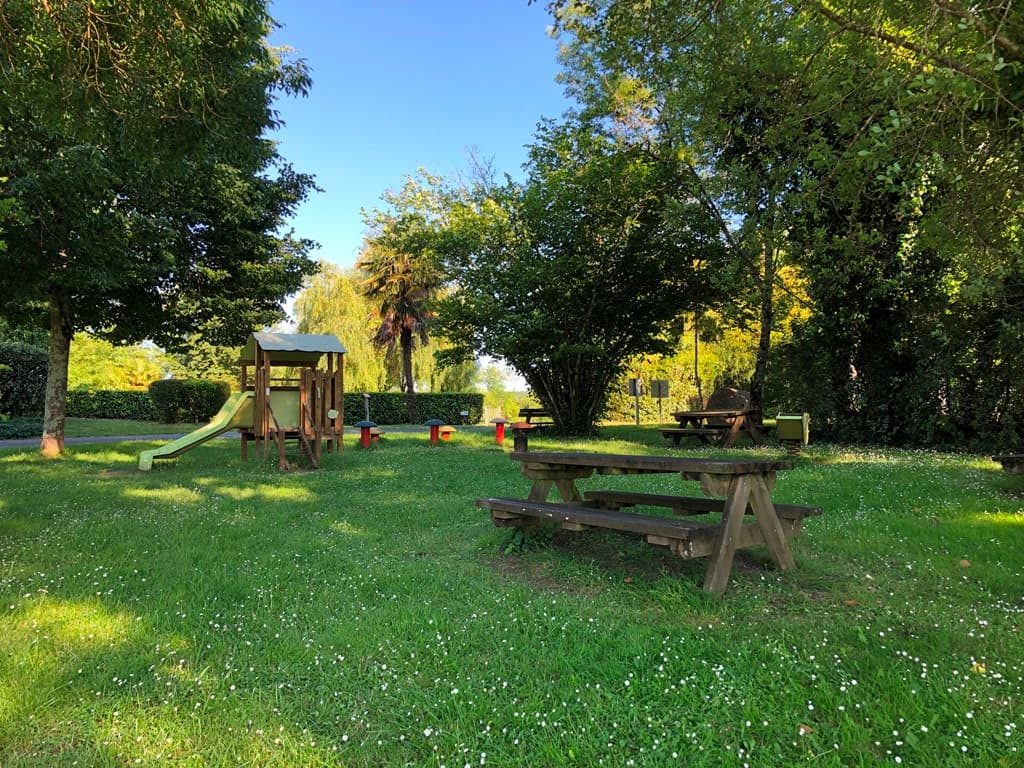 Les tables de pique-nique à l'ombre