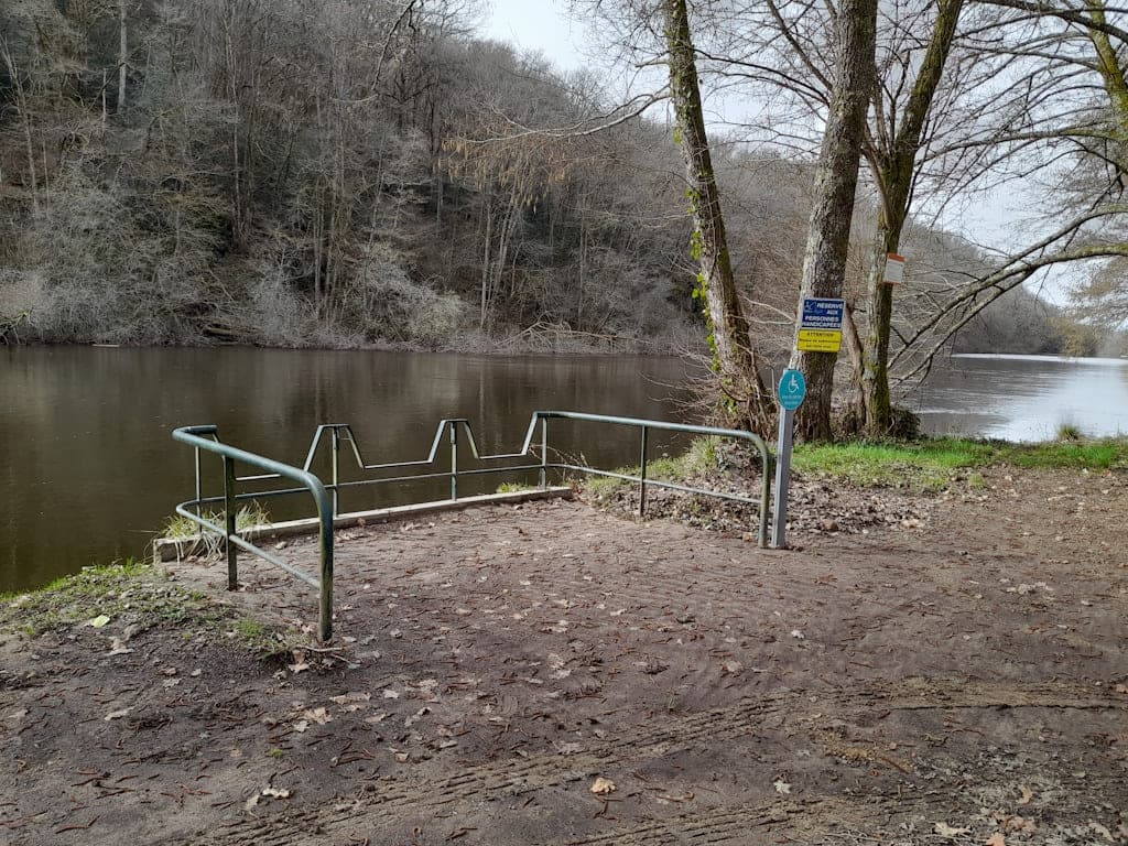 Aire sécurisée PMR pour les personnes à mobilité réduite à Saint-Léonard de Noblat - Handipêche en Limousin