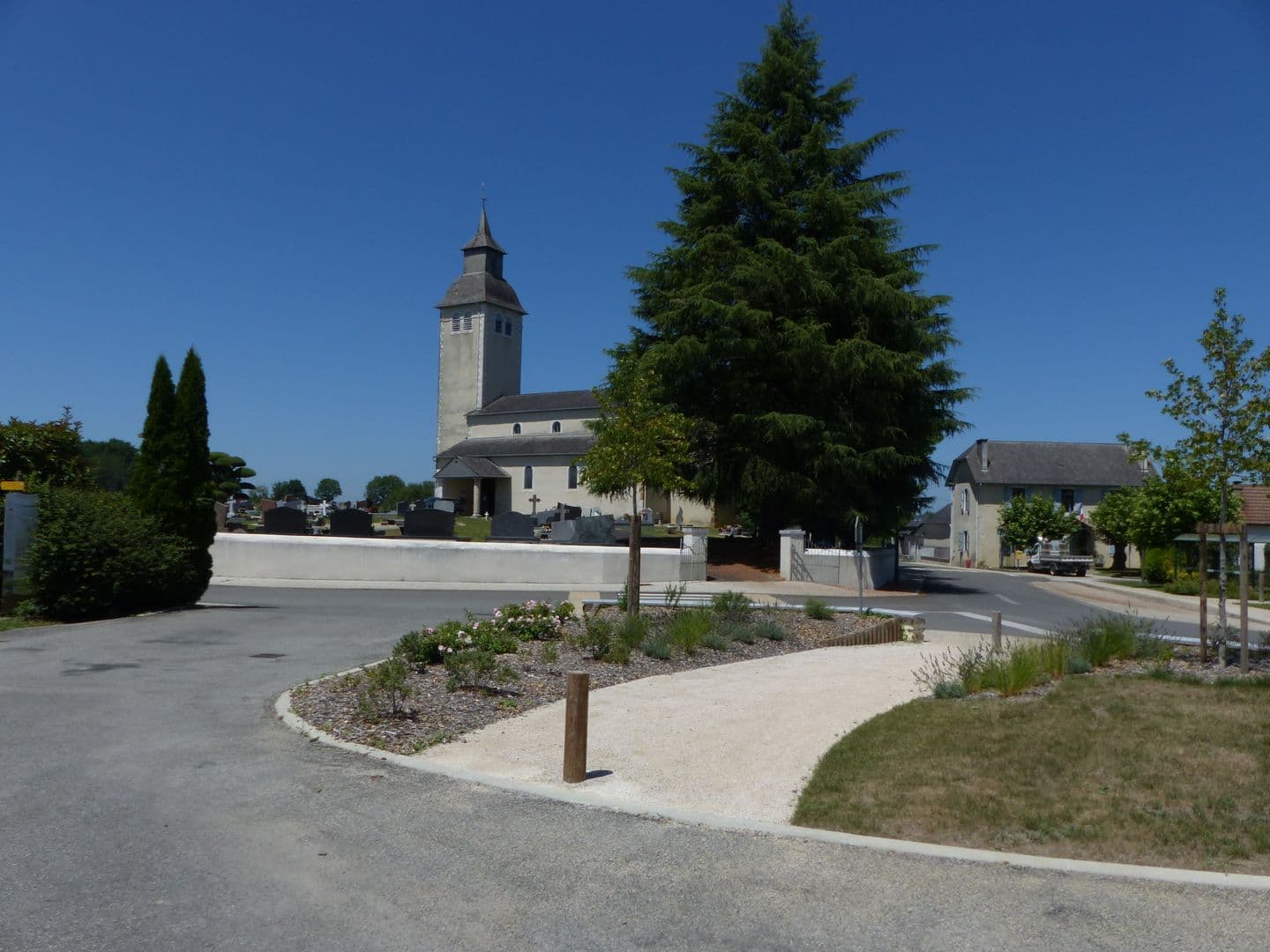 Andoins église saint Laurent extérieur