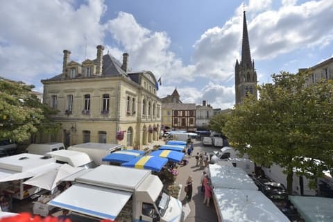 Bastide de gironde, marche de Sainte Foy La Grande, place de la mairie et vue eglise-001