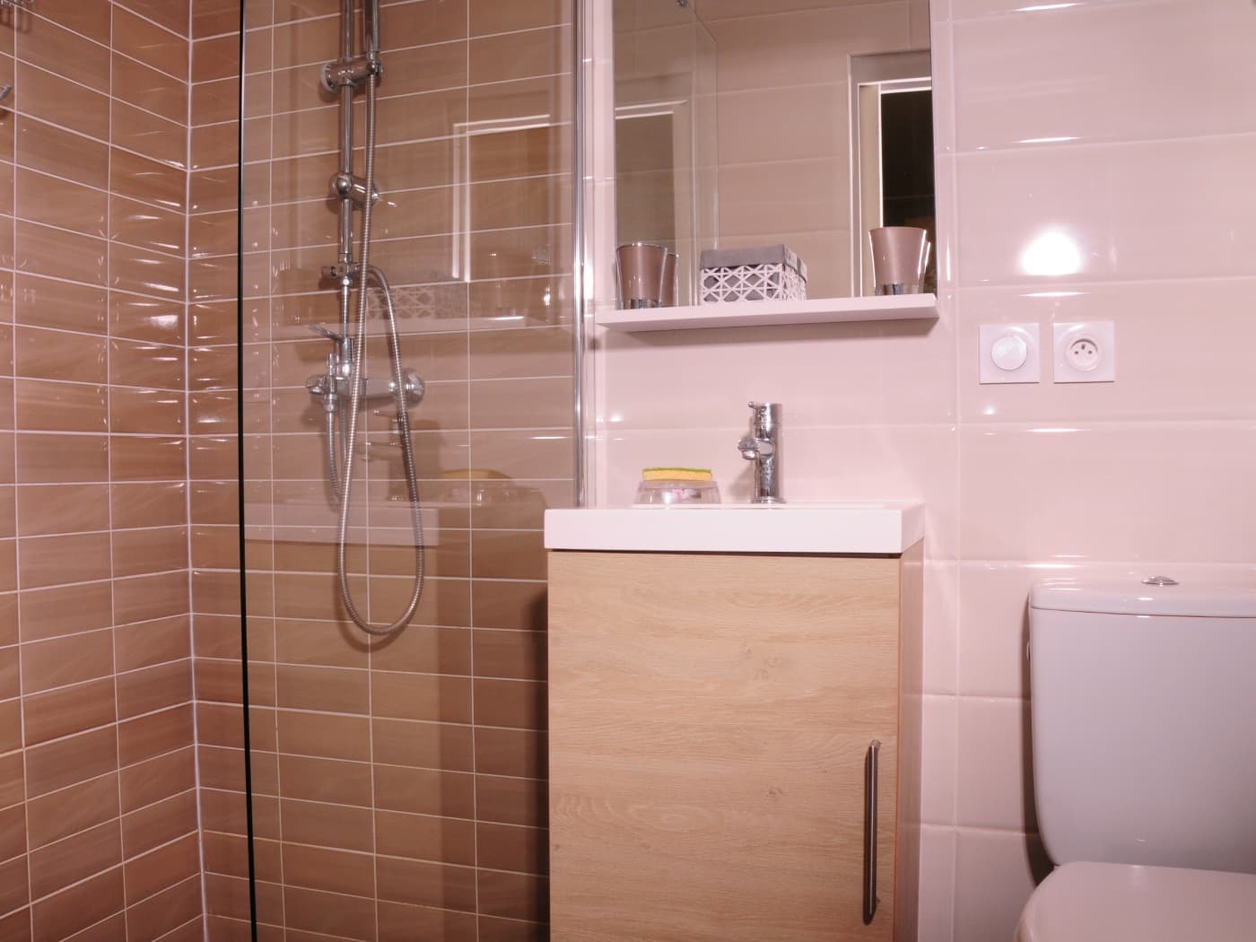 Cabinet de toilette de la chambre jaune