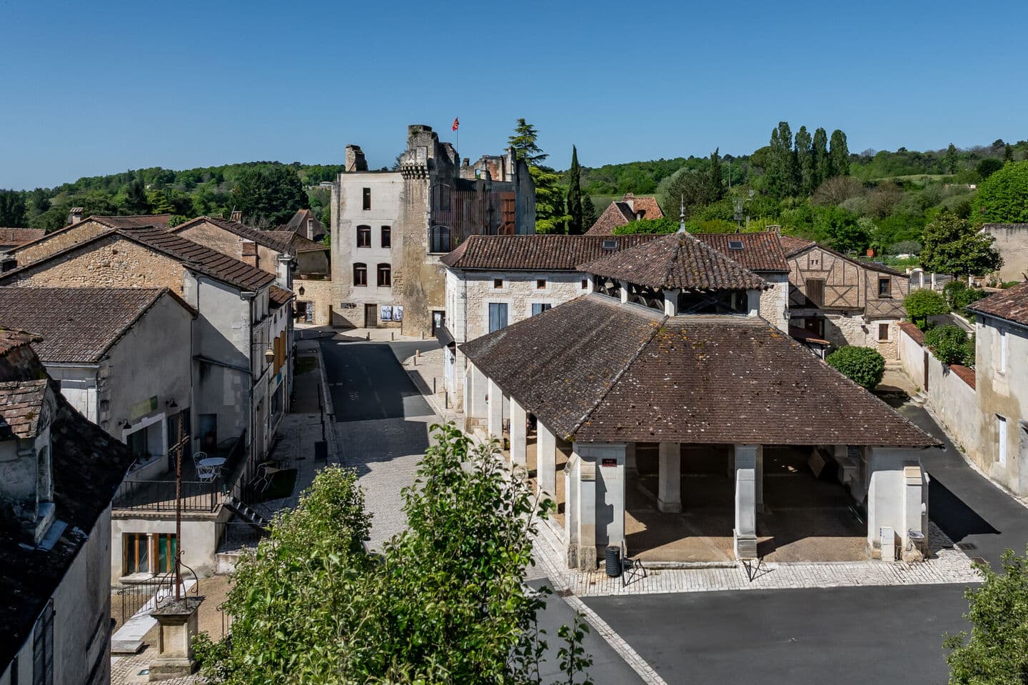 CDT 24 - Château Barrière - Villamblard - Vue avec halle