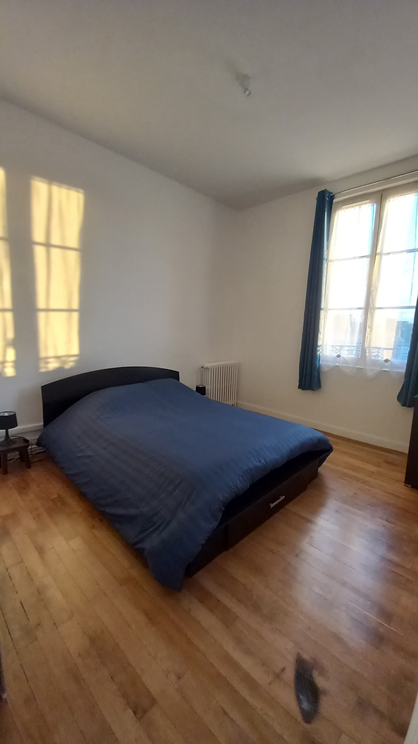 CHAMBRE Parquet ancien avec 1 lit 2 personnes, meuble de rangement, ventilateur