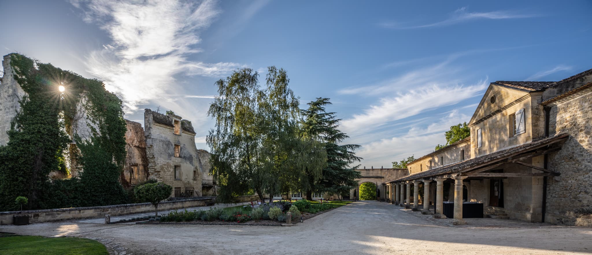 CHÂTEAU D AIGUILHE_COUR BASSE ©artiste-associe_photographes_bordeaux