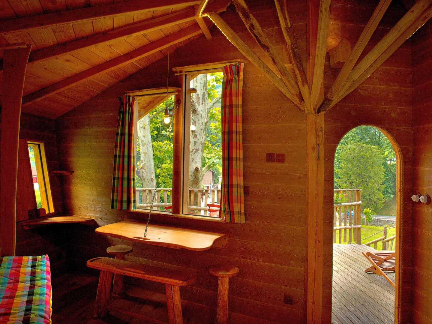 Cabane perchée-vue fenêtre et porte-Estérençuby©Art et lumière photographe