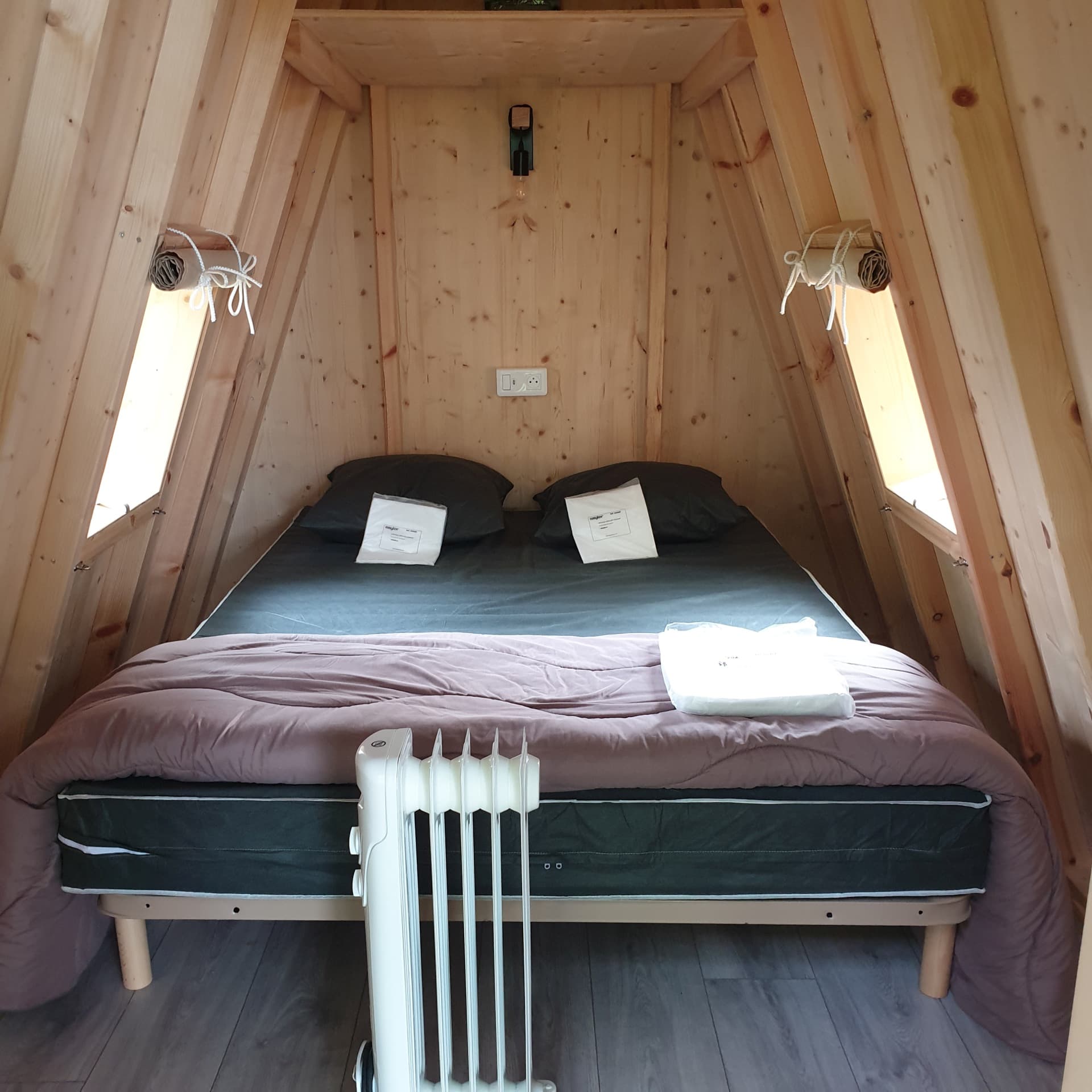 Camping Pyrénée Nature - interieur Cabadienne