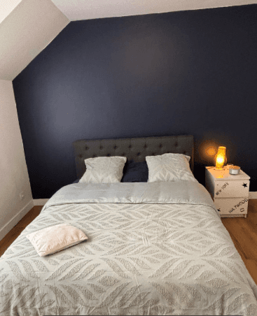 Chambre 1 : avec lit bébé et espace bureau
