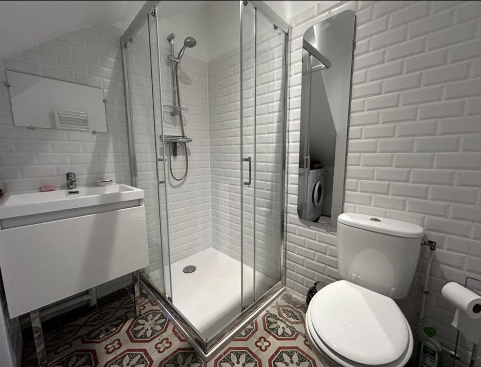 Salle d'eau avec wc en rez-de-chaussée