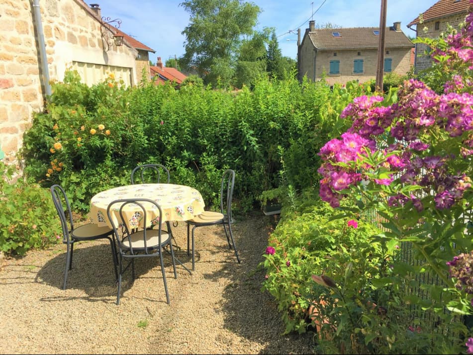 Cour avec salon de jardin