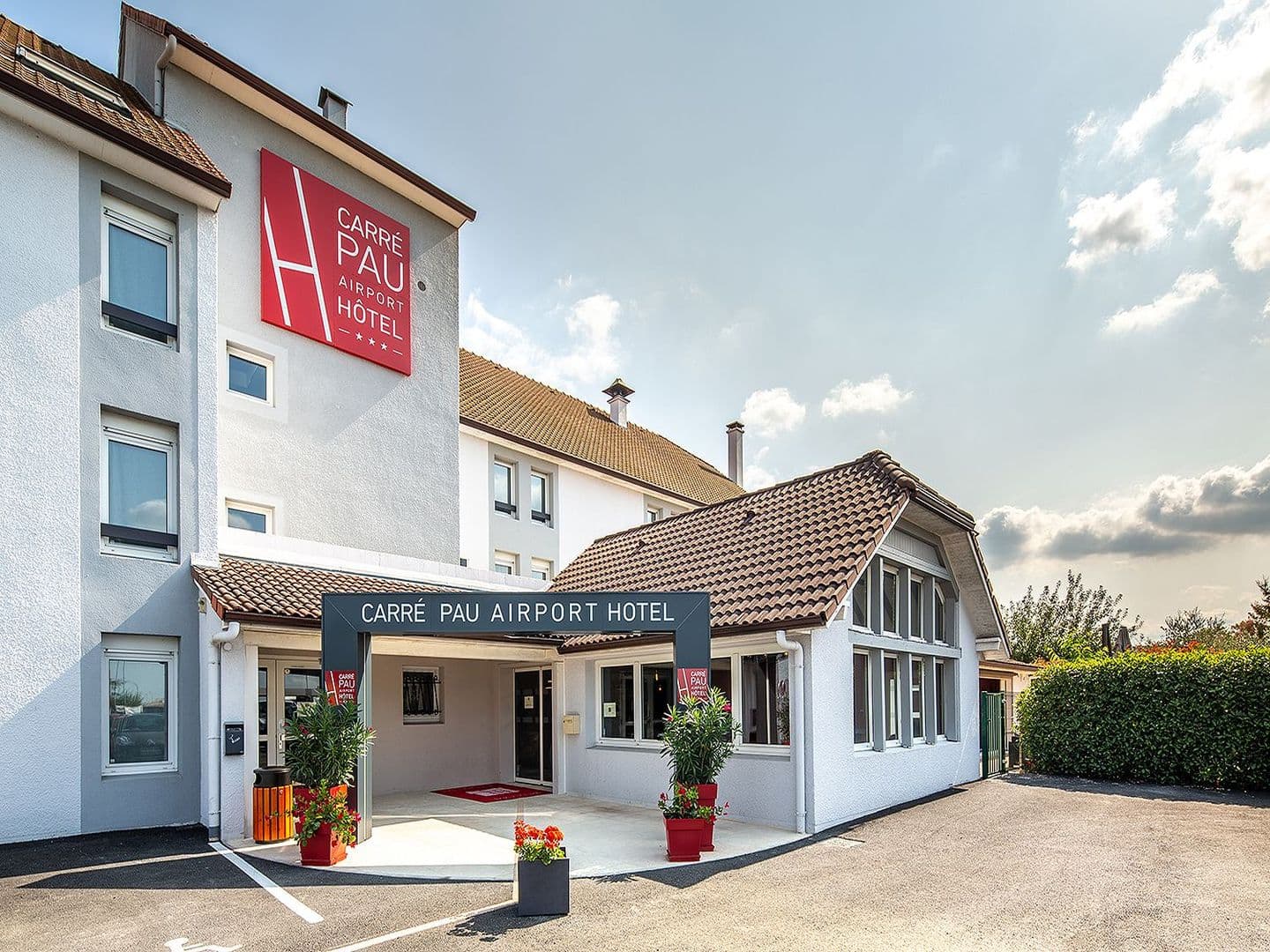 Carre-Pau-Airport-Hotel---Facade