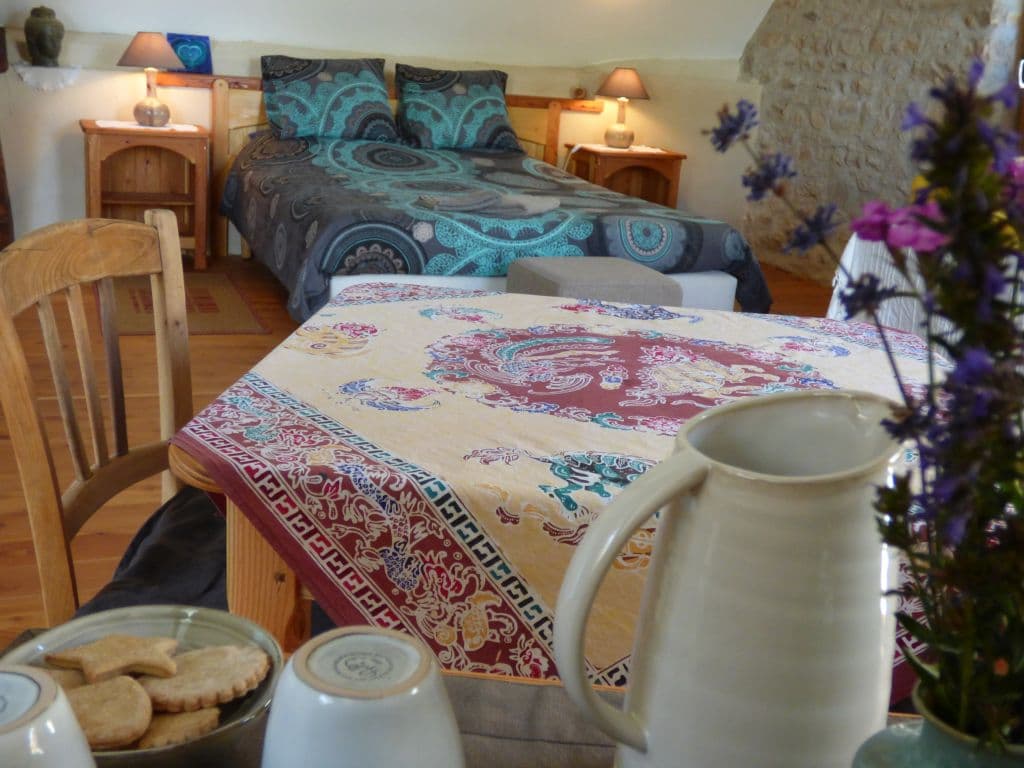 Depuis la table, vue sur le lit