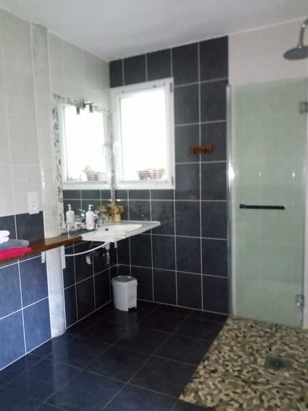 Chambre La Pierre Blanche - salle d'eau adaptée pmr