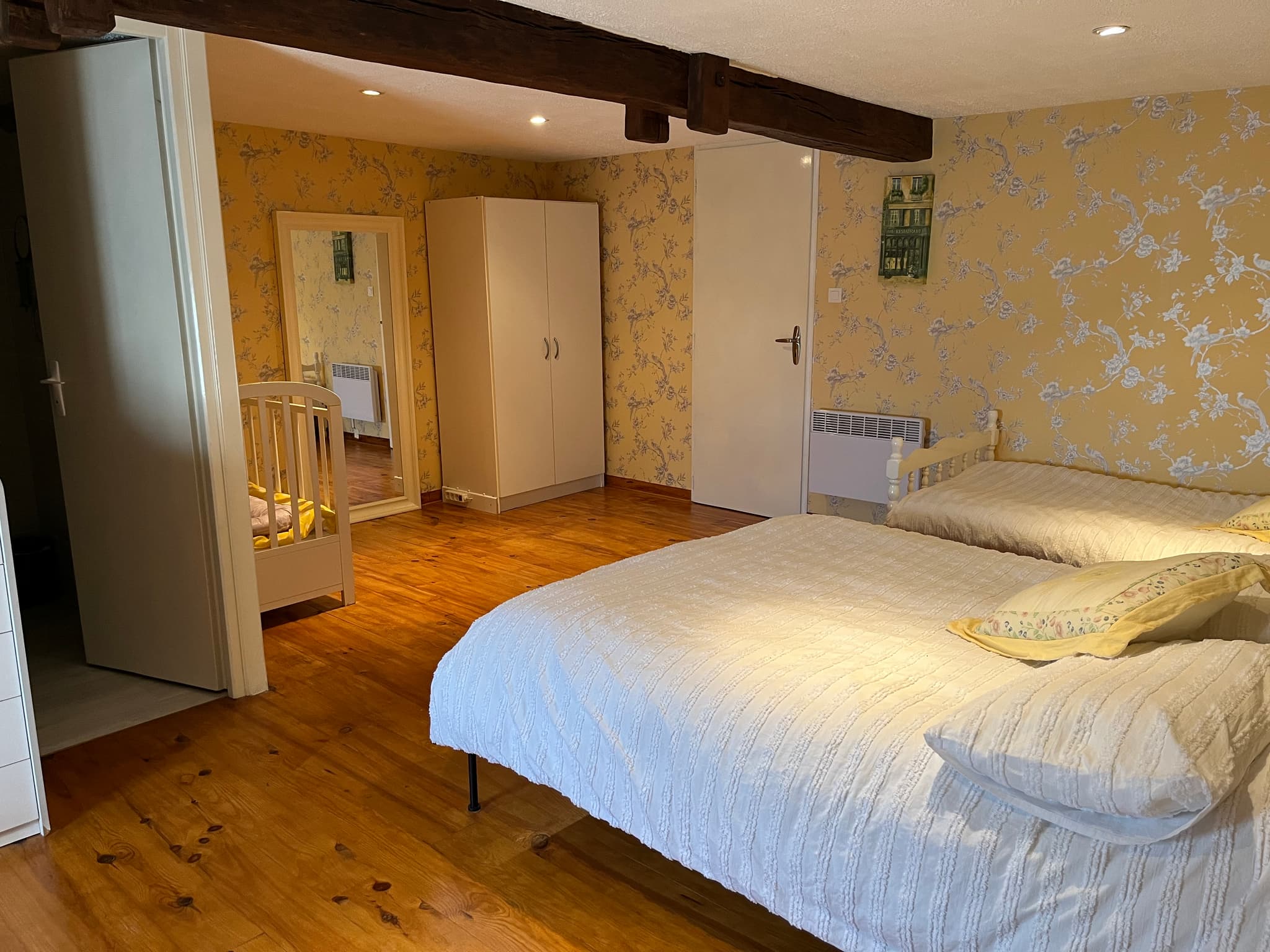 Chambre jaune appt