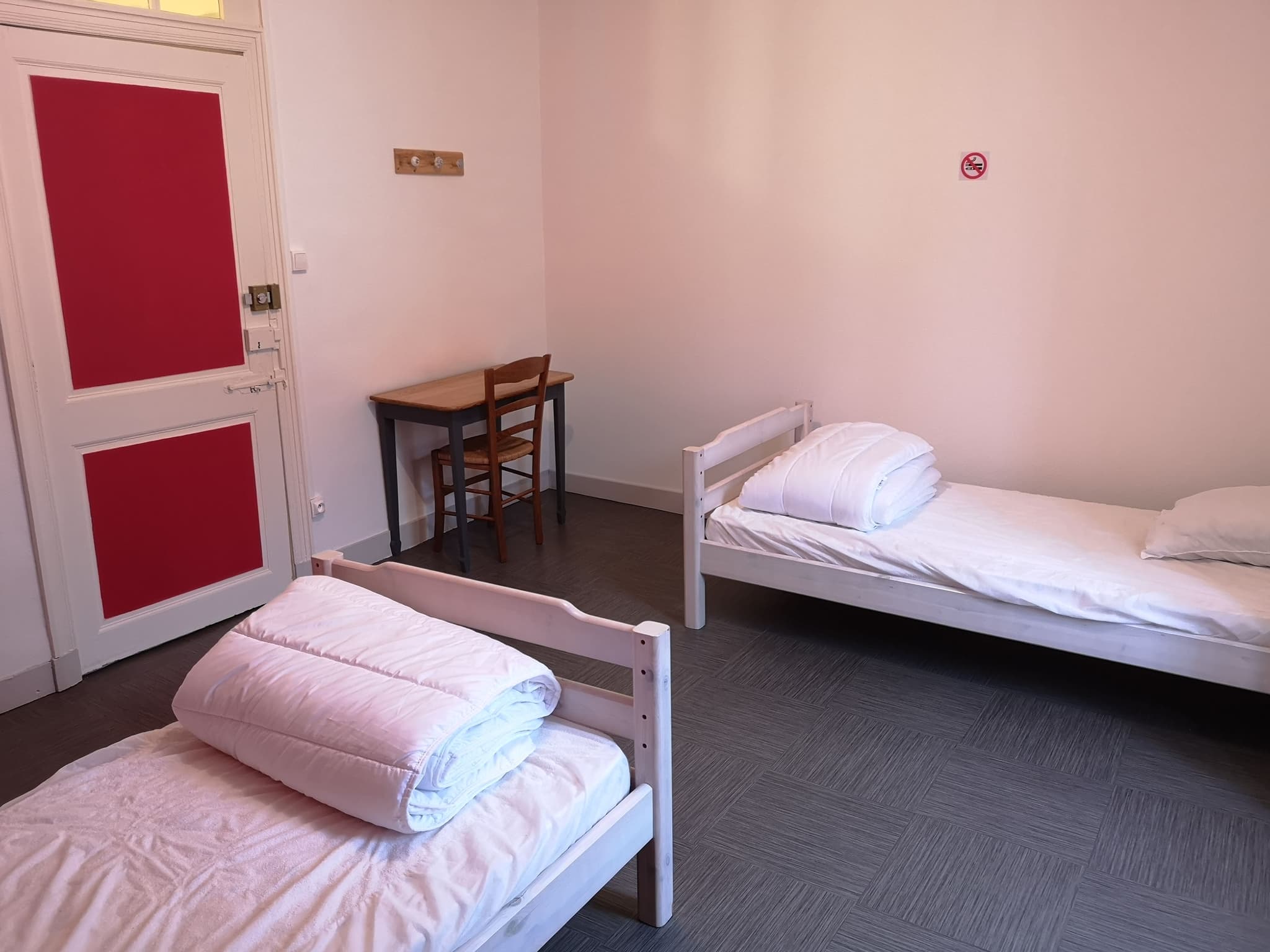 Chambre rouge 2 lis de 90 cm = 2 personnes