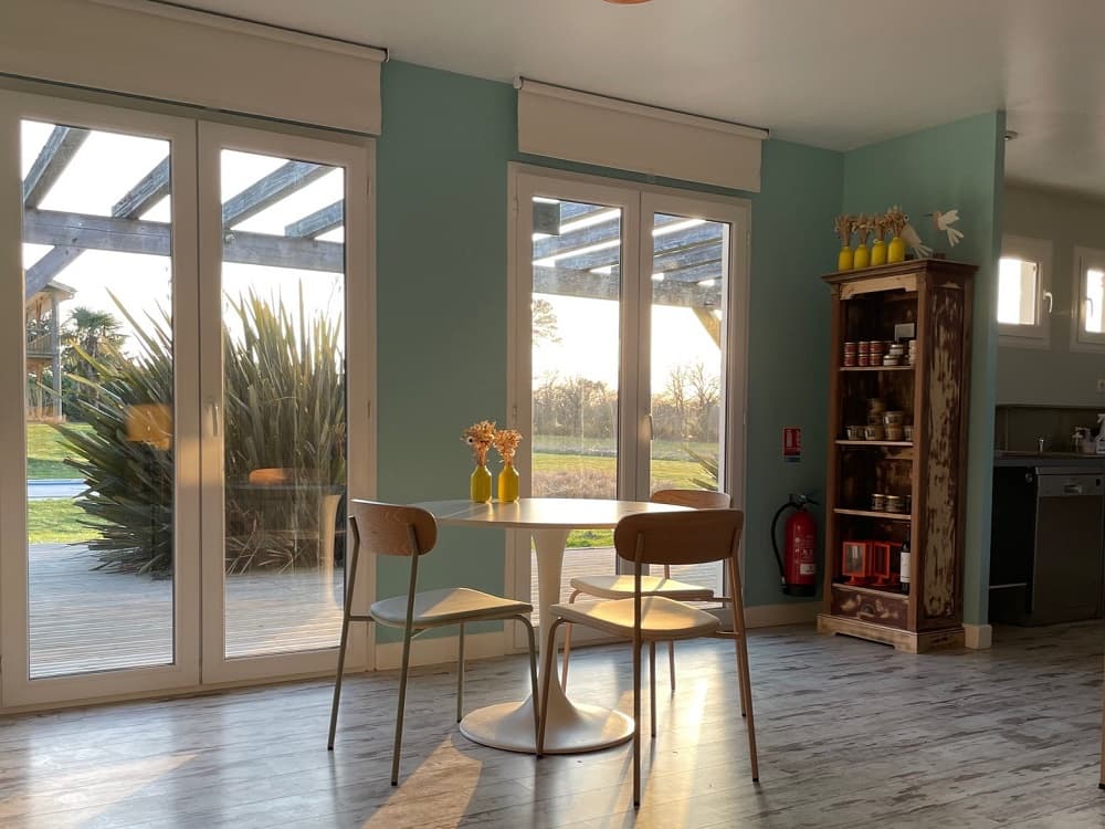 Coin-repas-La-Petite-Couronne-hotel