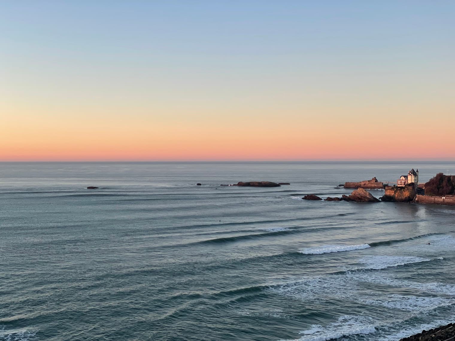 Côte des Basques-Biarritz-Océan et villa belza en fond.