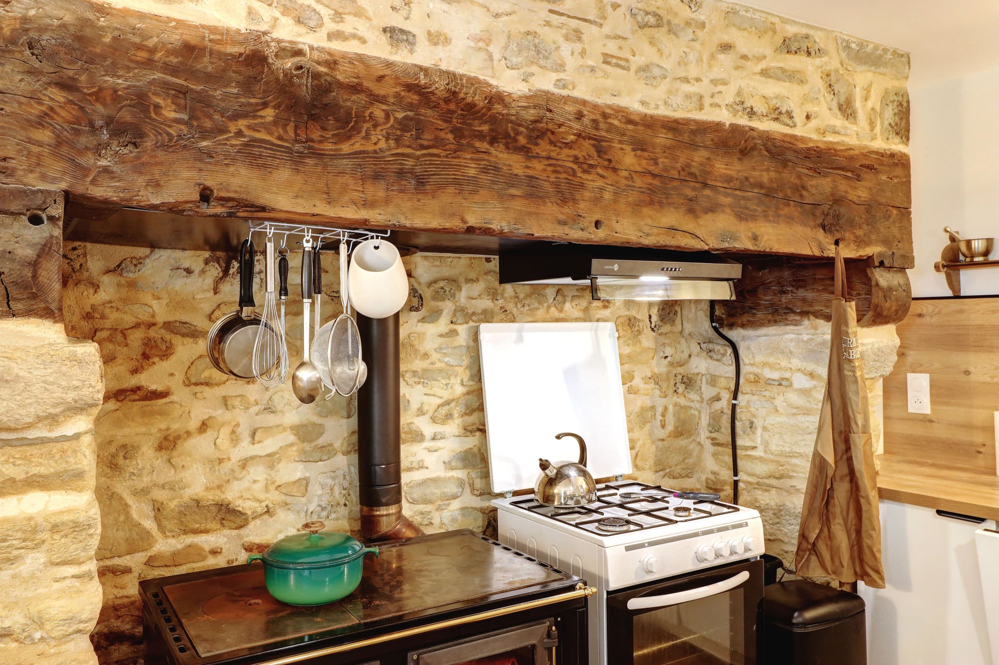 Cuisine - gros plan cheminée - Gîte La Suite