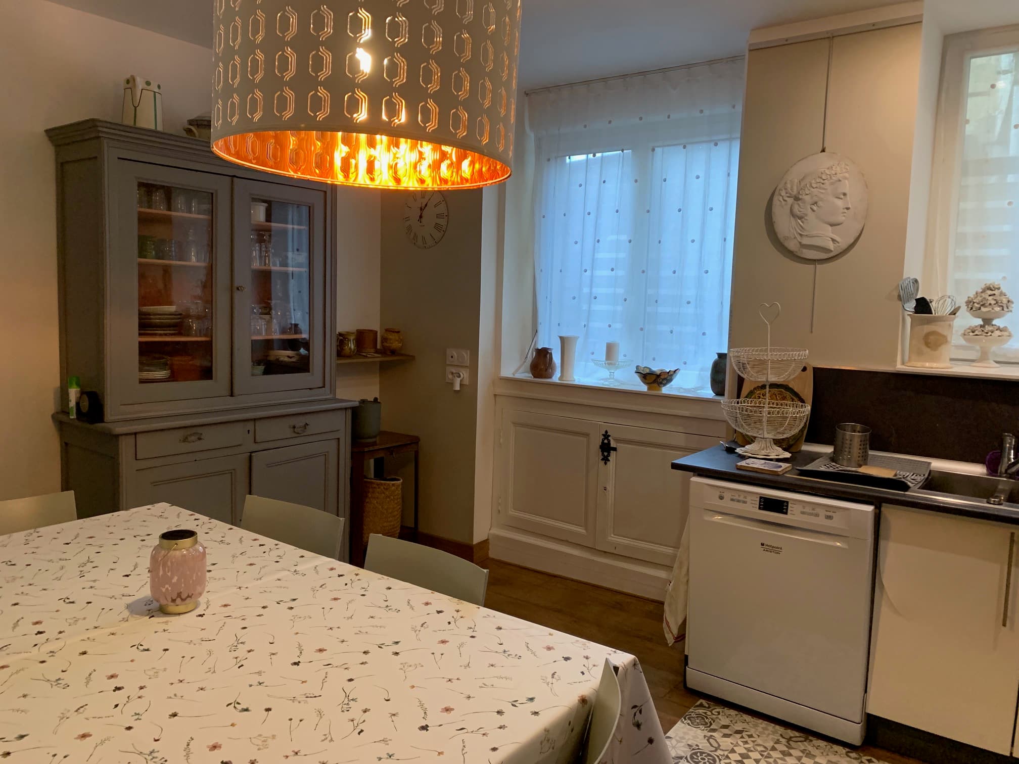 Cuisine vaisselier La Maison des Peintres 2025 ©OTC