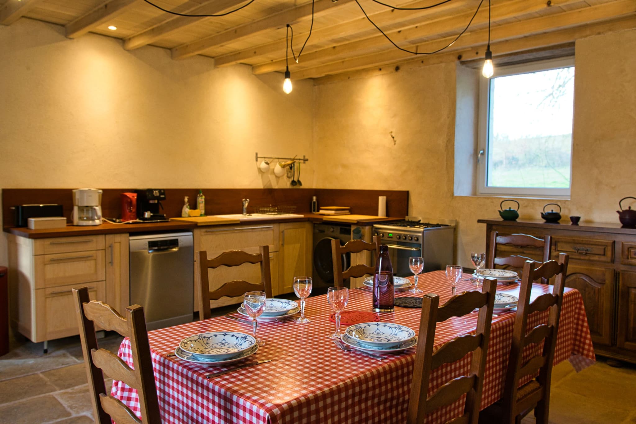 La cuisine équipée et une grande table pour y prendre vos repas.