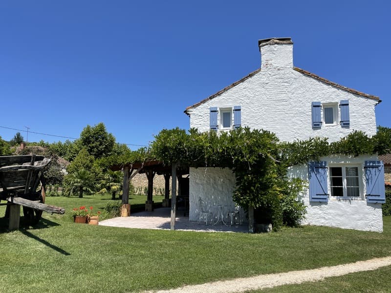 HLOAQU047V50J1IY_Cuzorn_O'Connor_Gîte Delphine_extérieur
