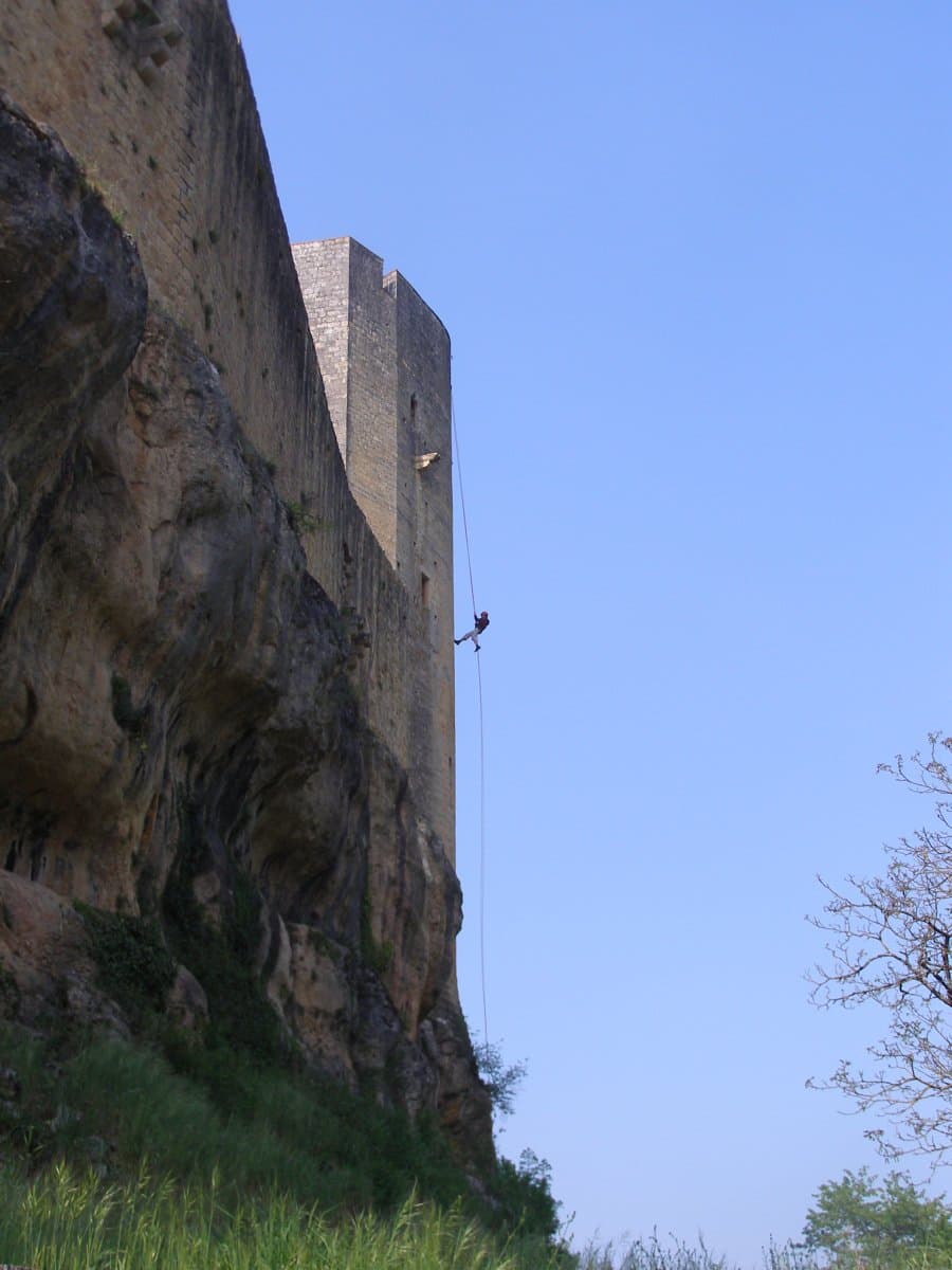 Descente-en-rappel-du-donjon-Gavaudun-2