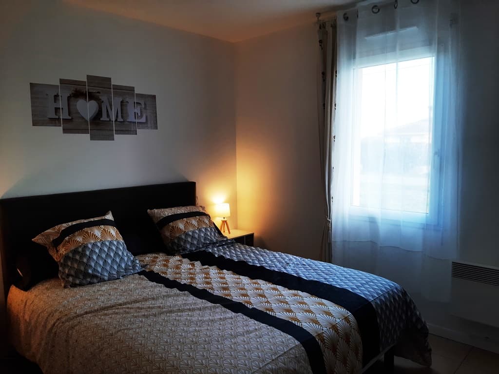 Devaux Bidaou - chambre lit 2p entrée