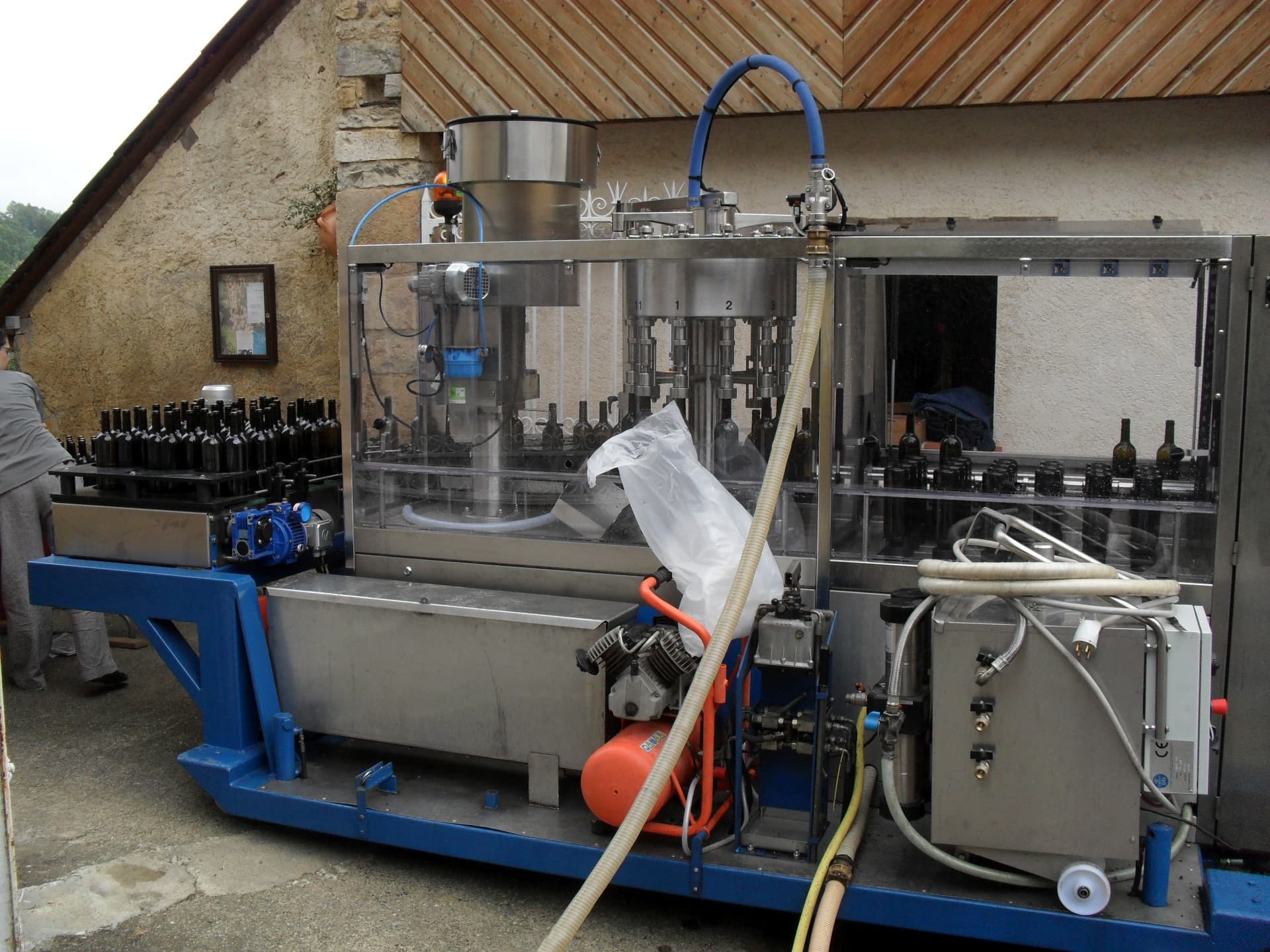 Mise en bouteille au Domaine Coustarret à Lasseube