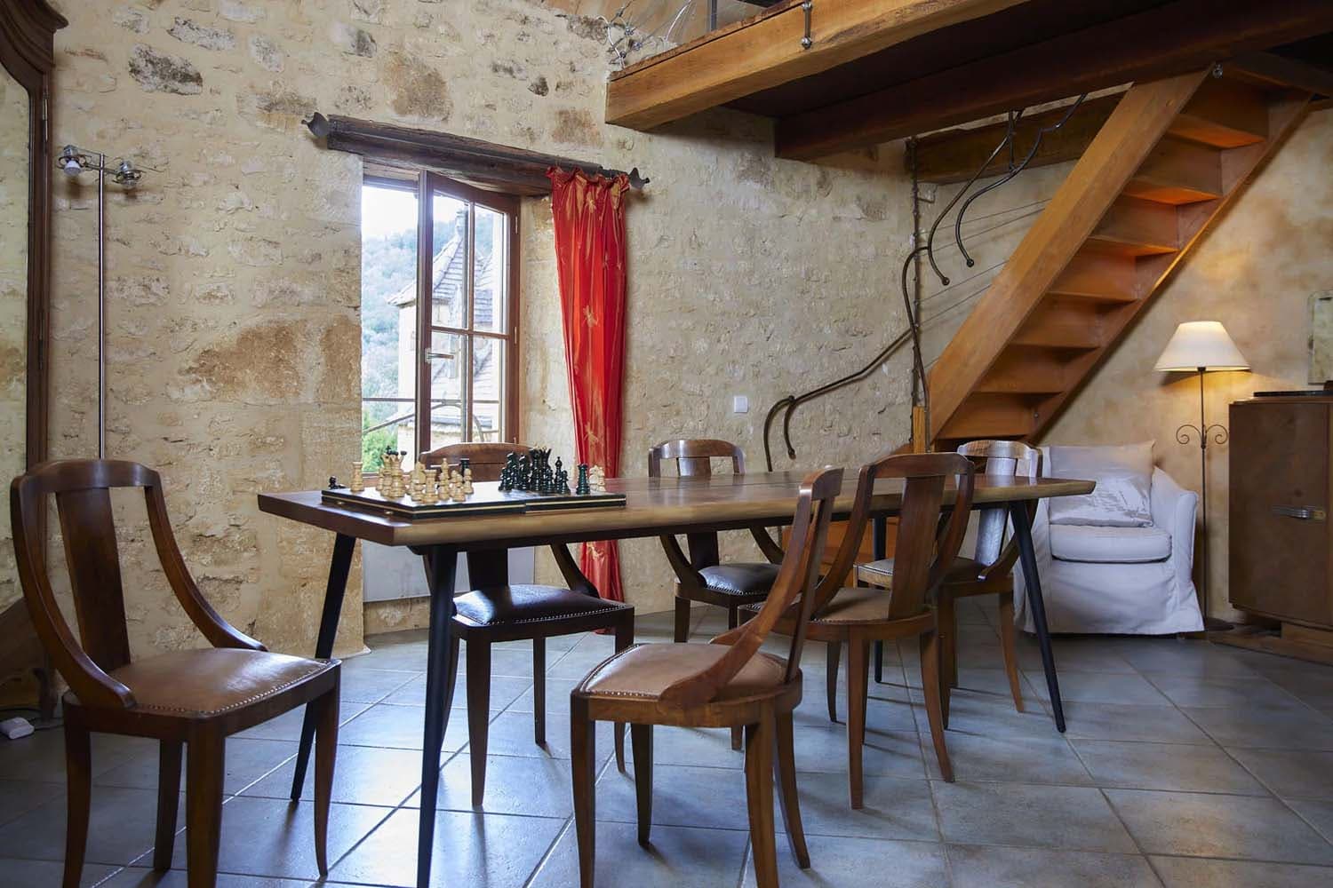 Domaine-de-Cantegrel-vitrac-sarlat-Gite-La-Maison-Bleue-salon-salle-a-manger-1-psg