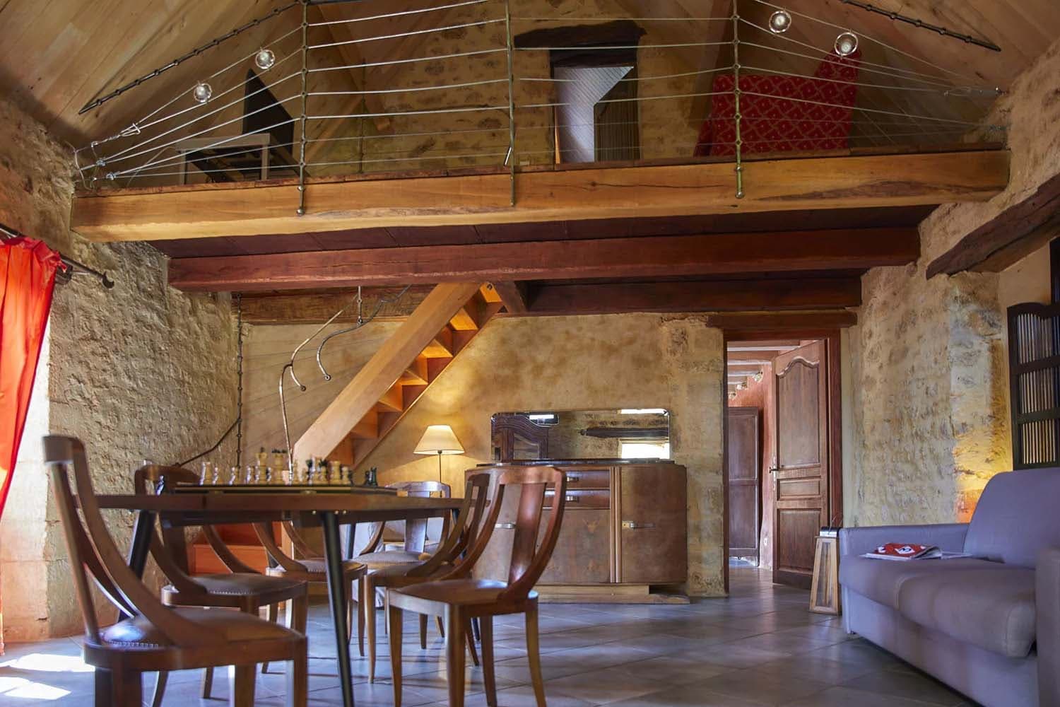 Domaine-de-Cantegrel-vitrac-sarlat-Gite-La-Maison-Bleue-salon-salle-a-manger-4-psg