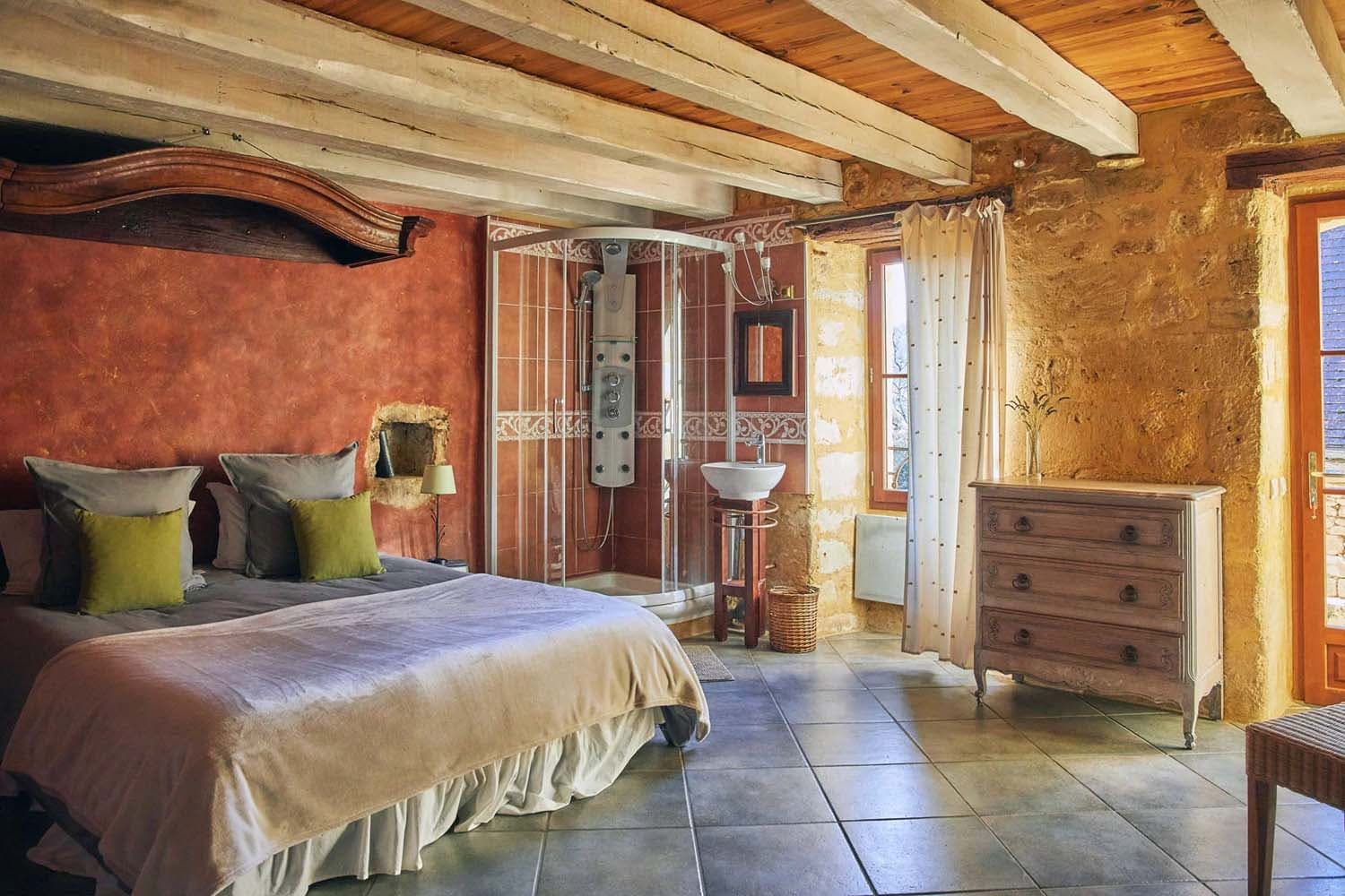 Domaine-de-Cantegrel-vitrac-sarlat-Gite-La-Maison-Bleue-suite-parentale-3-psg