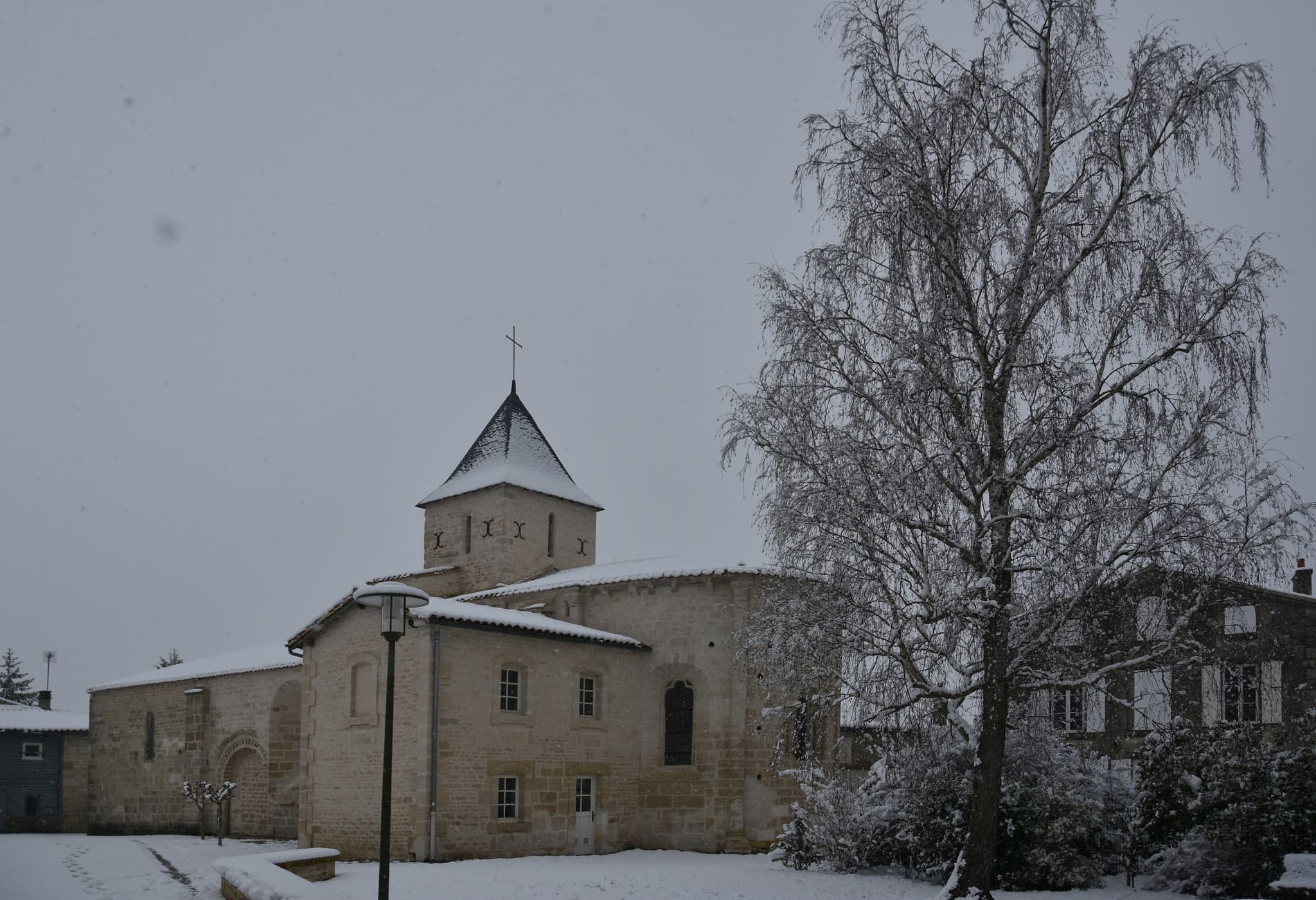 L'église Sainte-Marie-Madeleine sous la neige