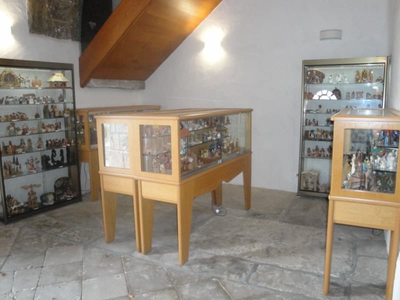 Eglise Bardos, exposition de mini crêches