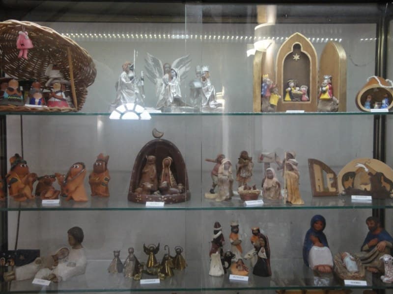 Eglise Bardos, exposition de mini crêches permanente