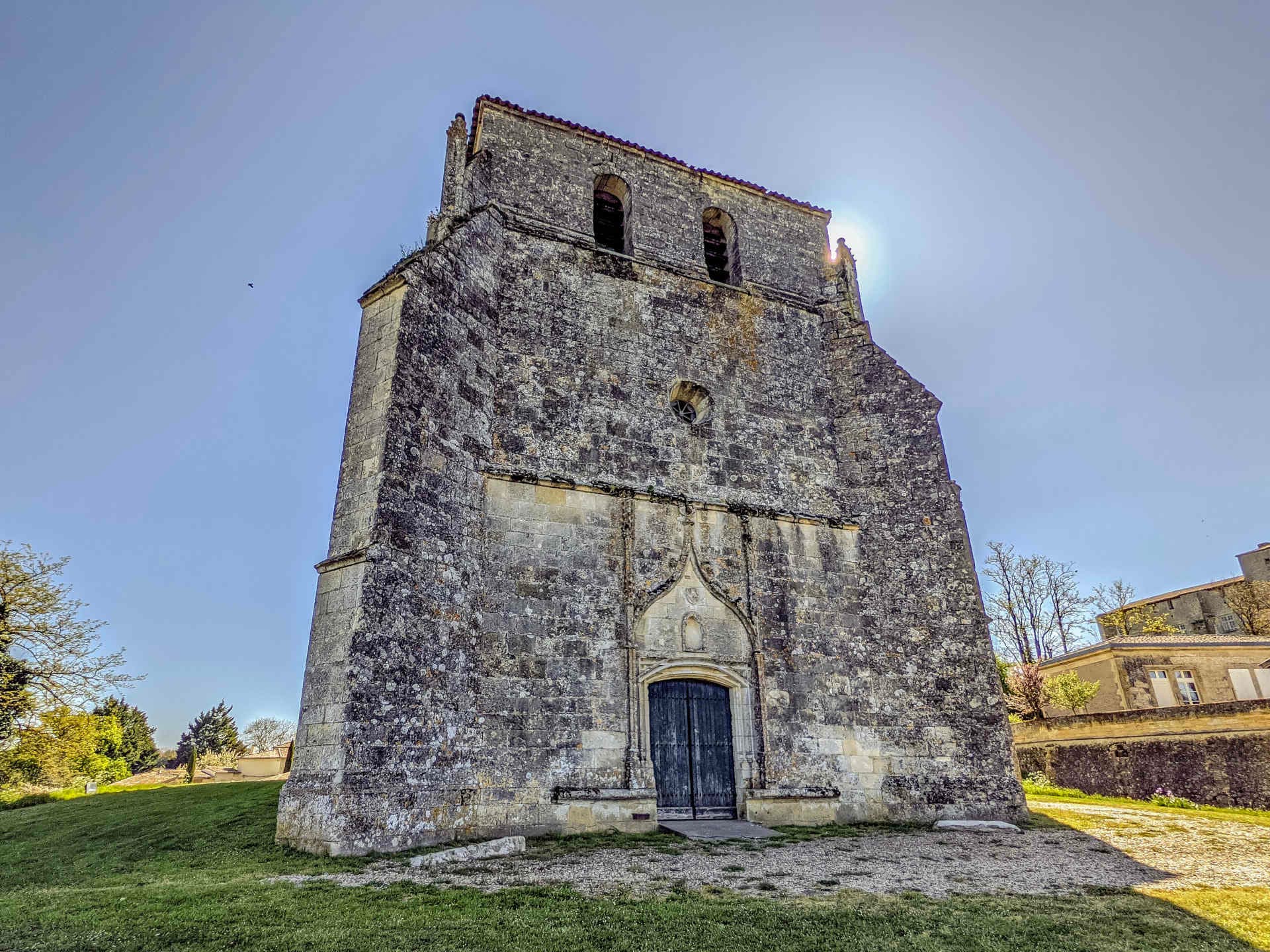 Façade et portail de l'église Saint-Pierre - Pujols